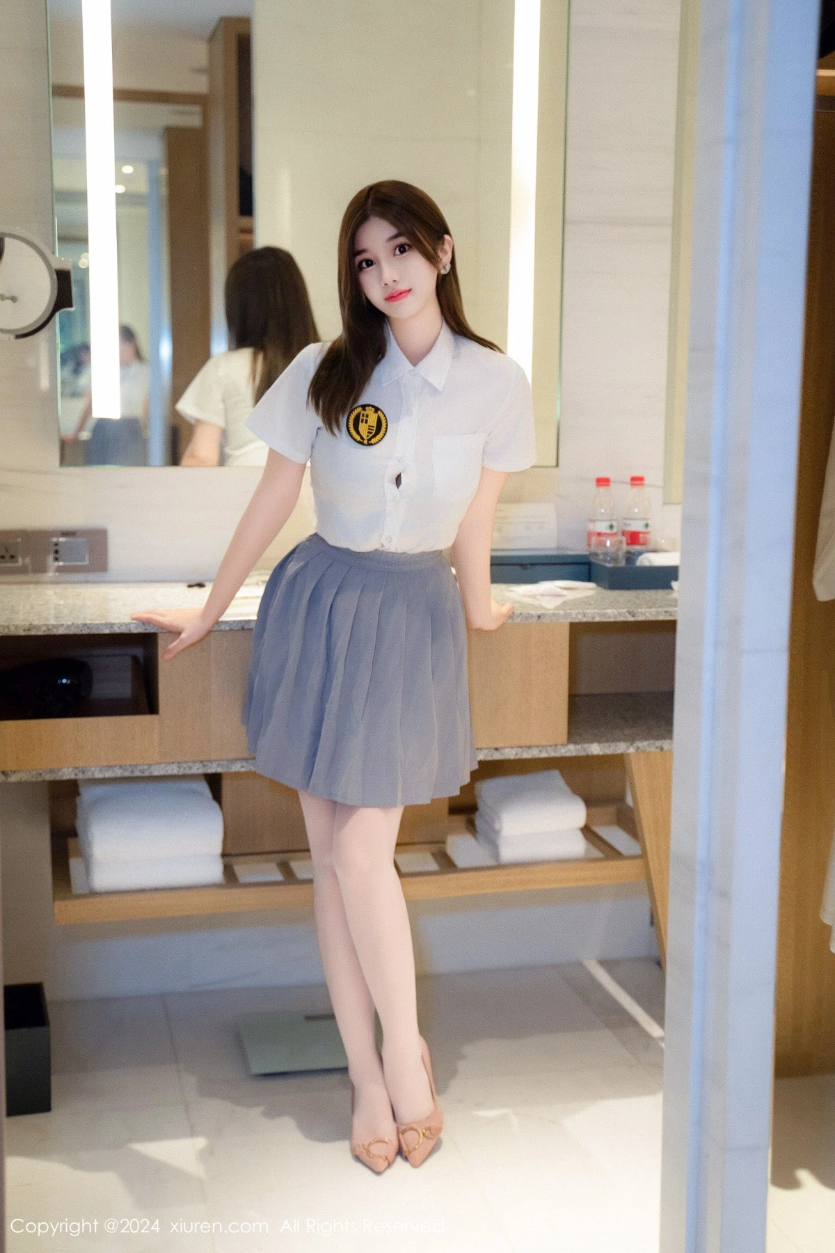 [[XiuRen秀人网]秀人网]No.9066_模特周jojobaby性感白T露蕾丝内衣配白丝袜秀丰腴翘臀诱惑写真83P