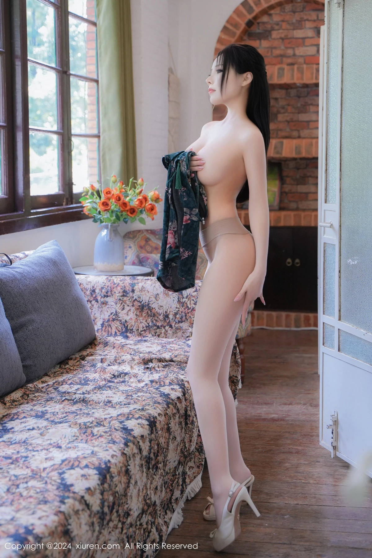 [[XiuRen秀人网]秀人网]No.9070_模特金允珍呐性感深色旗袍服饰配超薄肉丝秀丰腴身姿诱惑写真80P