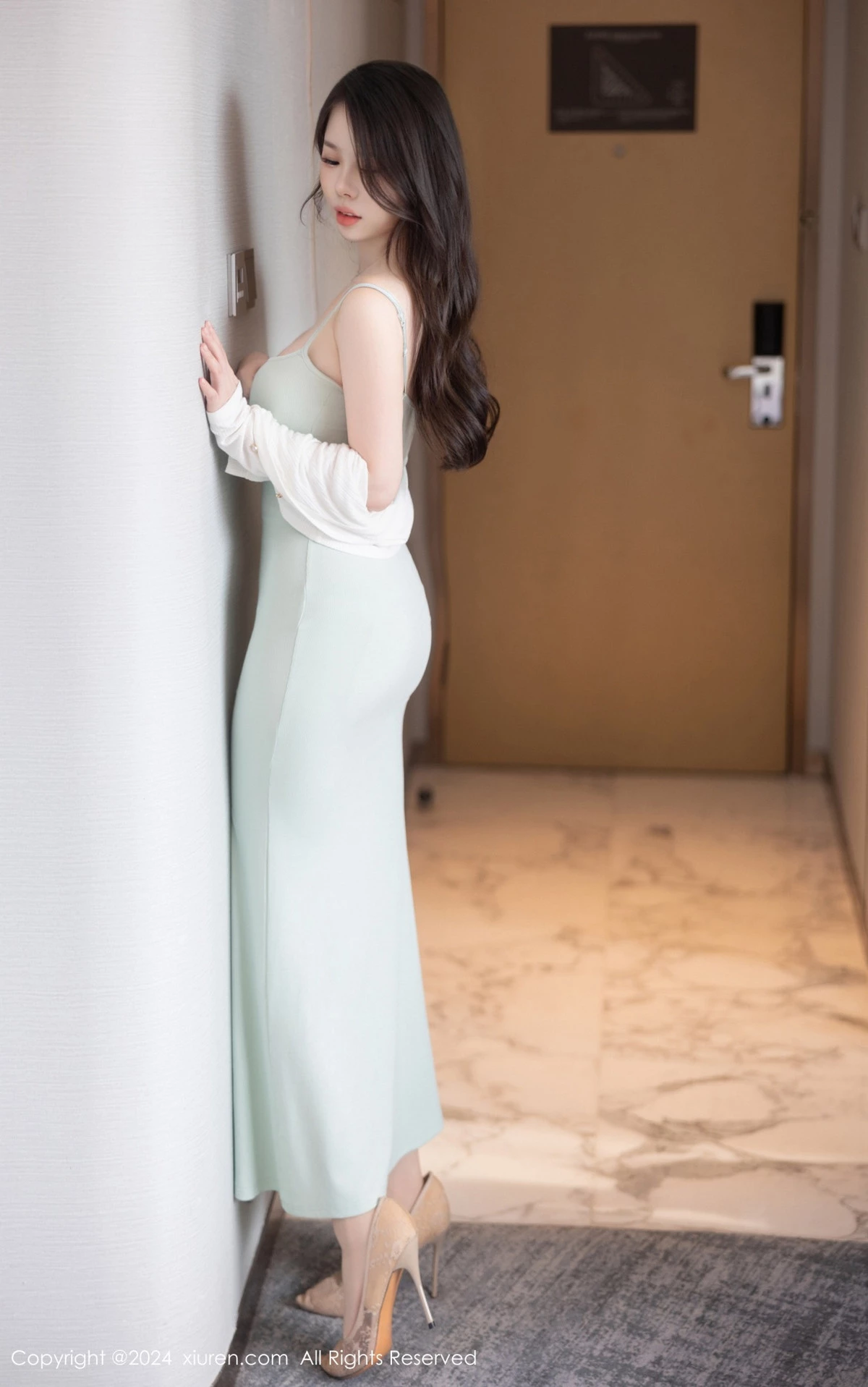 [[XiuRen秀人网]秀人网]No.9080_模特白茹雪abby性感浅色连衣长裙配超薄肉丝秀丰腴身材诱惑写真83P