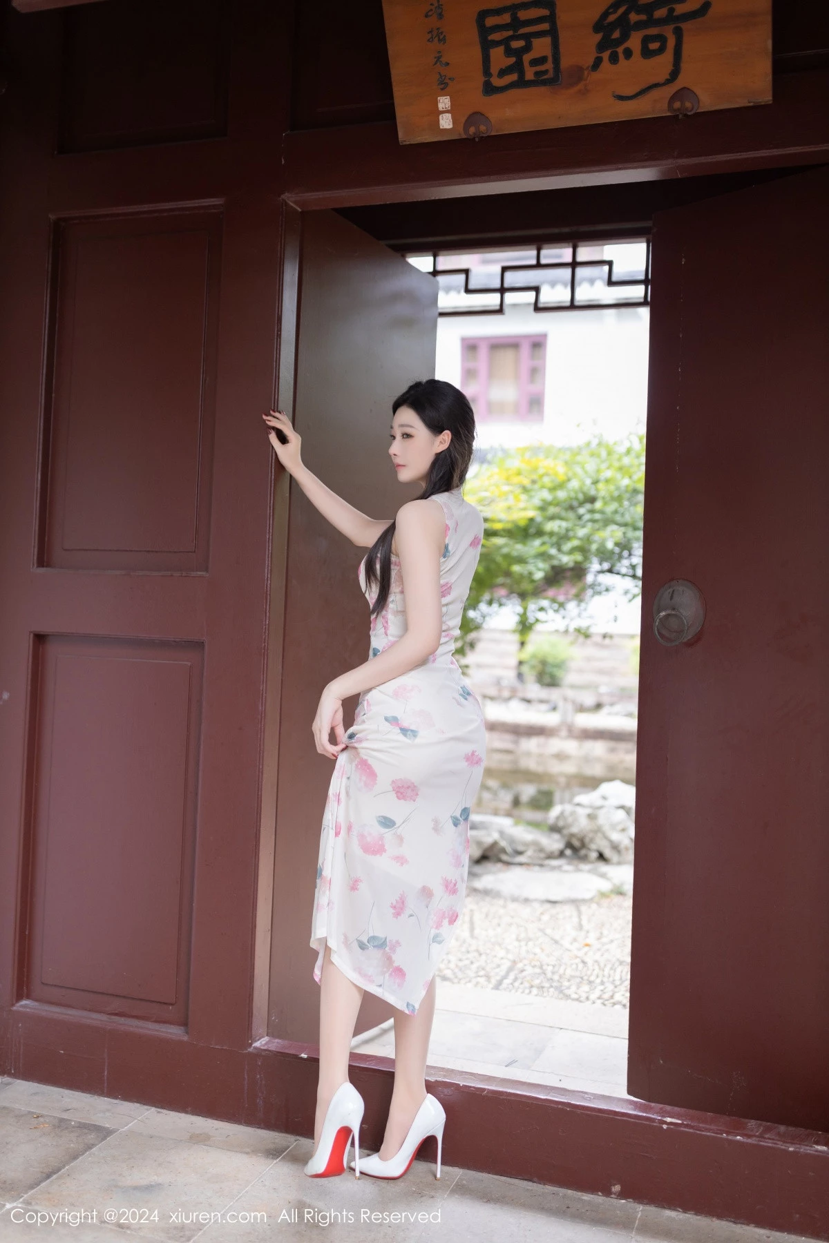 [[XiuRen秀人网]秀人网]No.9087_模特小逗逗性感粉色图案连衣裙配超薄肉丝秀曼妙身姿诱惑写真79P