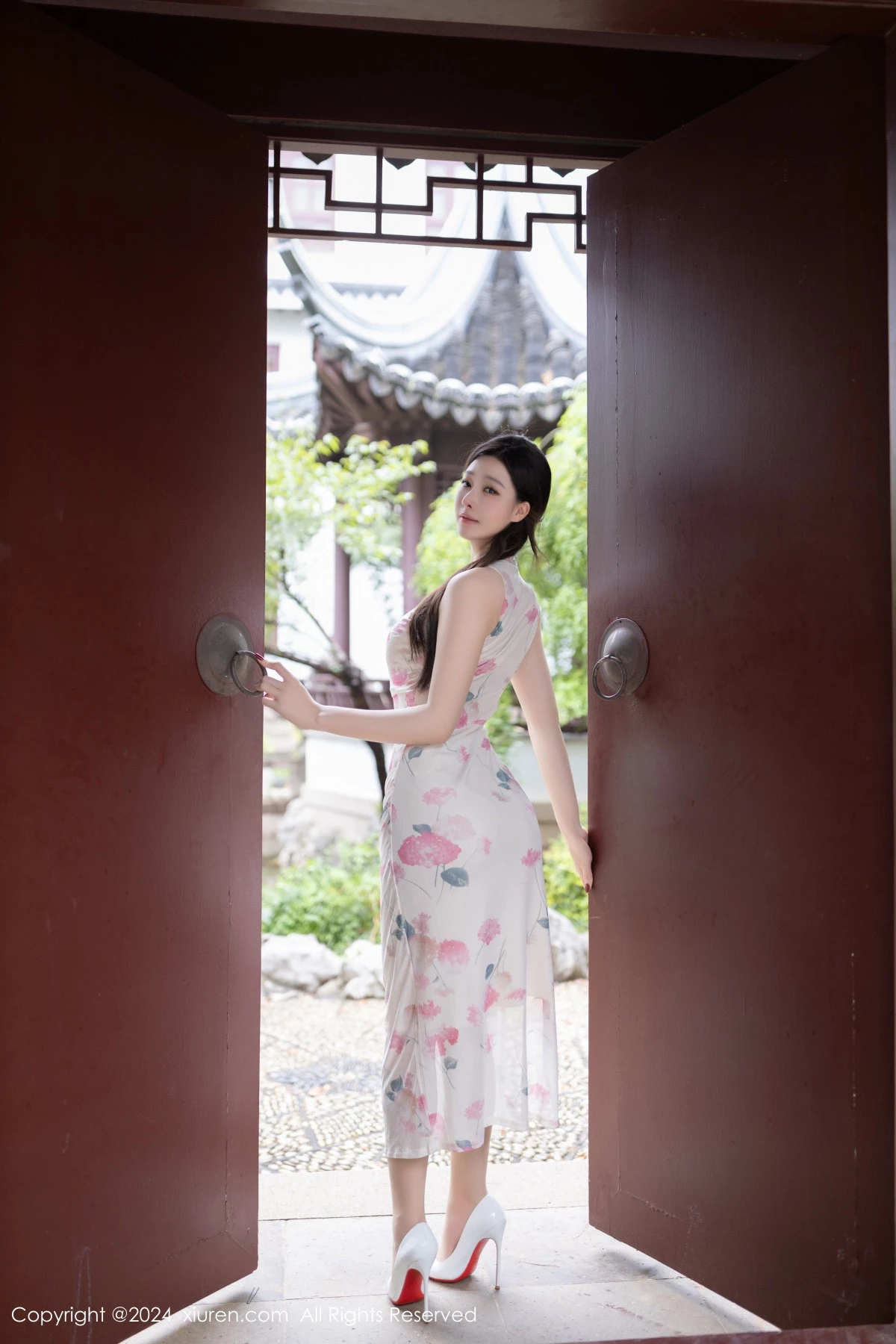 [[XiuRen秀人网]秀人网]No.9087_模特小逗逗性感粉色图案连衣裙配超薄肉丝秀曼妙身姿诱惑写真79P