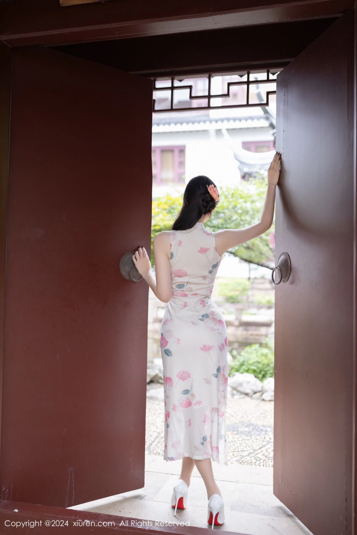 [[XiuRen秀人网]秀人网]No.9087_模特小逗逗性感粉色图案连衣裙配超薄肉丝秀曼妙身姿诱惑写真79P