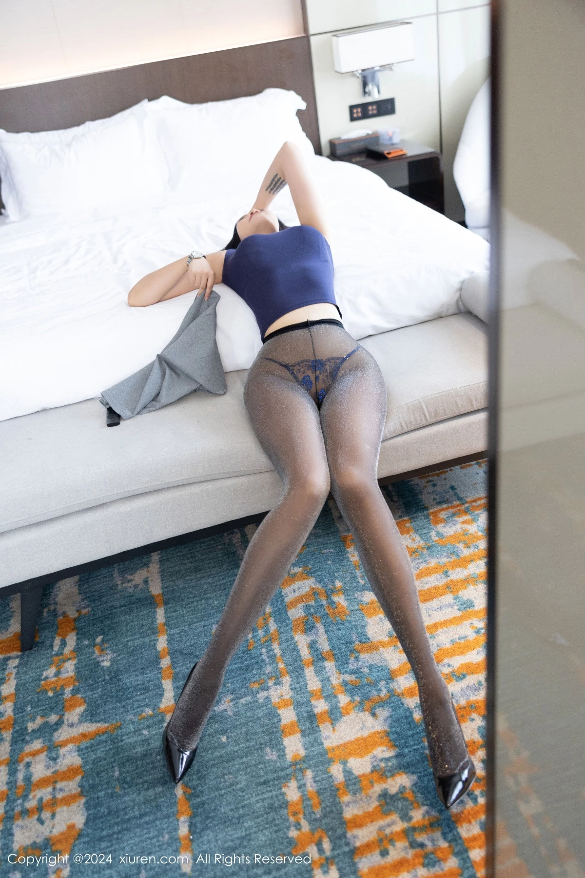 [[XiuRen秀人网]秀人网]No.9082_模特娜比性感蓝色T恤配超薄黑丝露蓝色内衣秀凹凸身材诱惑写真86P