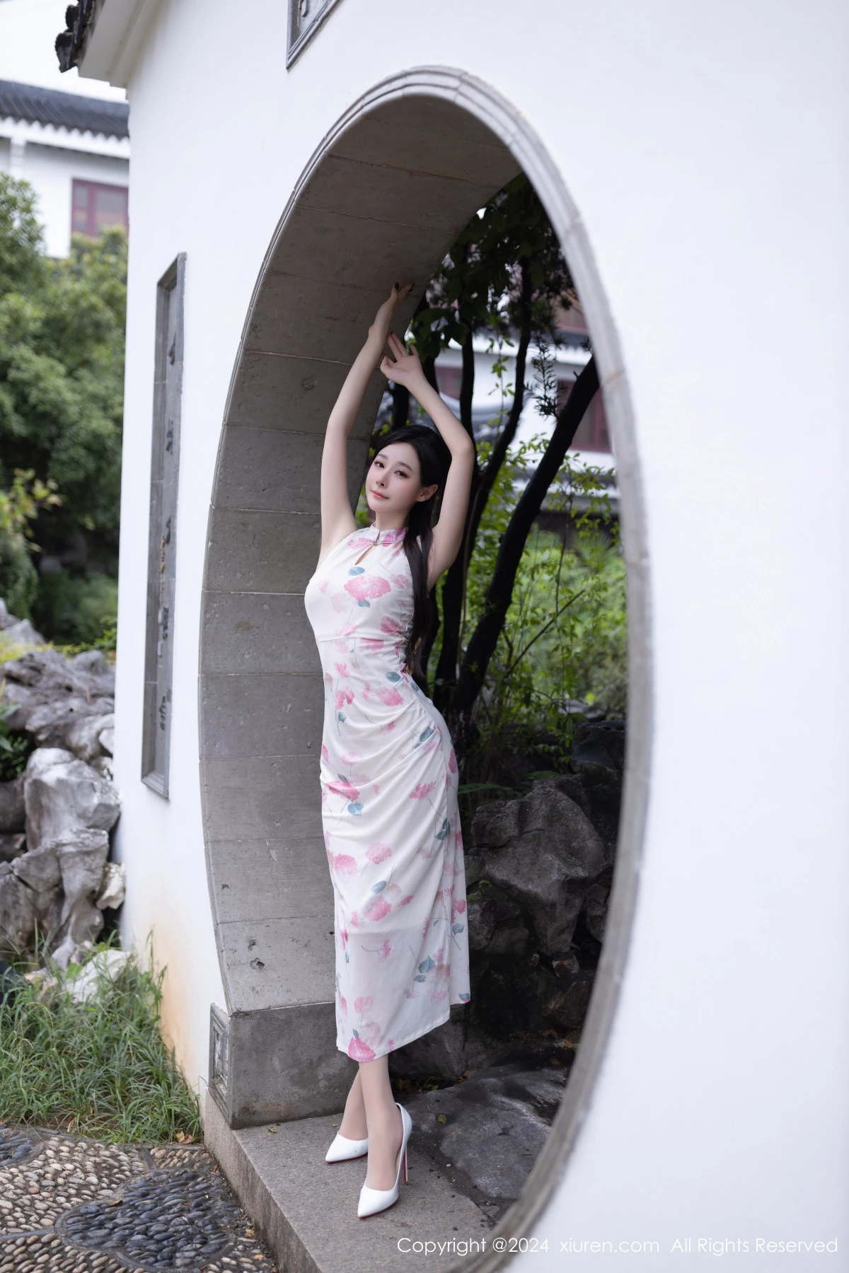 [[XiuRen秀人网]秀人网]No.9087_模特小逗逗性感粉色图案连衣裙配超薄肉丝秀曼妙身姿诱惑写真79P