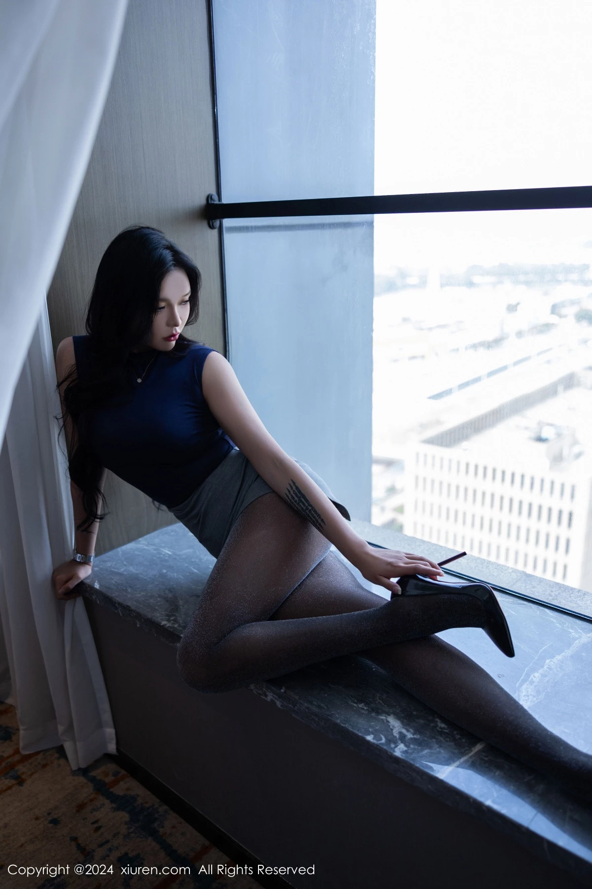 [[XiuRen秀人网]秀人网]No.9082_模特娜比性感蓝色T恤配超薄黑丝露蓝色内衣秀凹凸身材诱惑写真86P