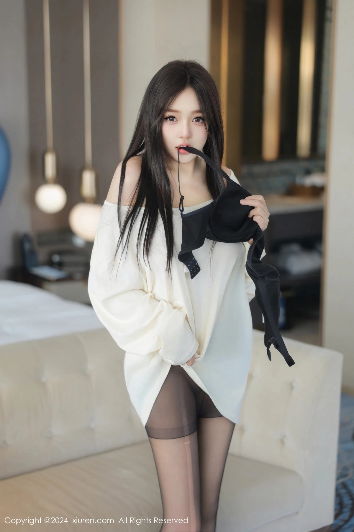 [[XiuRen秀人网]秀人网]No.9089_模特柚柚小奶瓶性感浅色服饰配超薄黑丝秀凹凸身材撩人诱惑写真81P