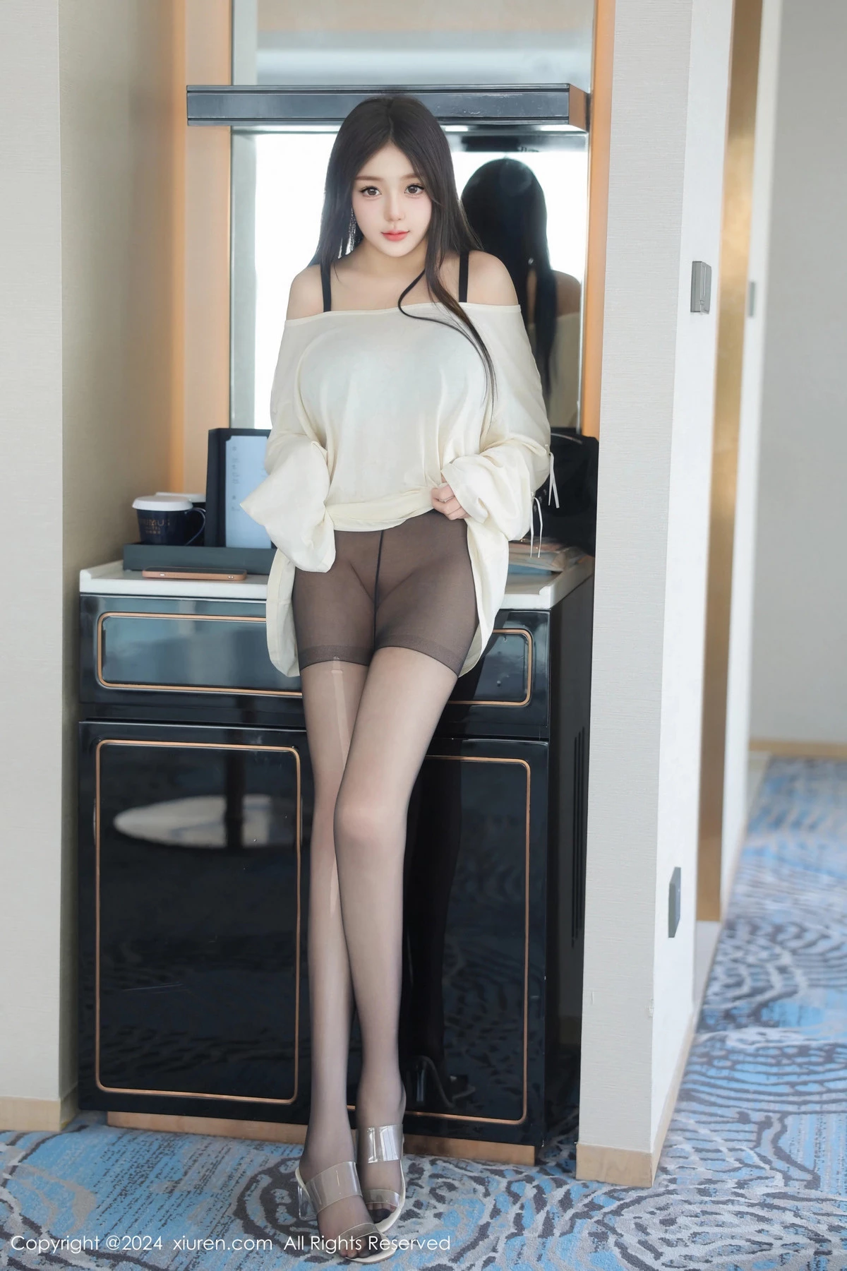 [[XiuRen秀人网]秀人网]No.9089_模特柚柚小奶瓶性感浅色服饰配超薄黑丝秀凹凸身材撩人诱惑写真81P