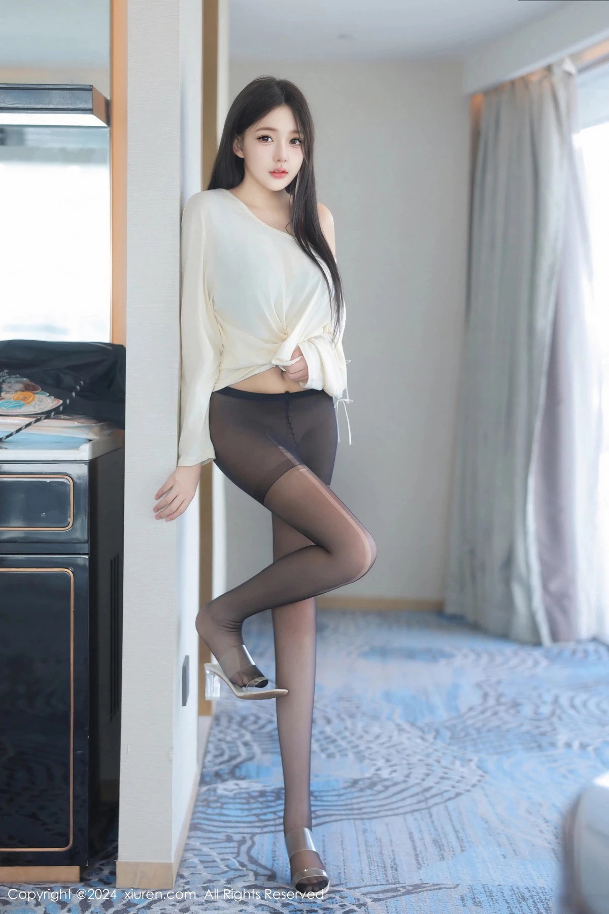 [[XiuRen秀人网]秀人网]No.9089_模特柚柚小奶瓶性感浅色服饰配超薄黑丝秀凹凸身材撩人诱惑写真81P