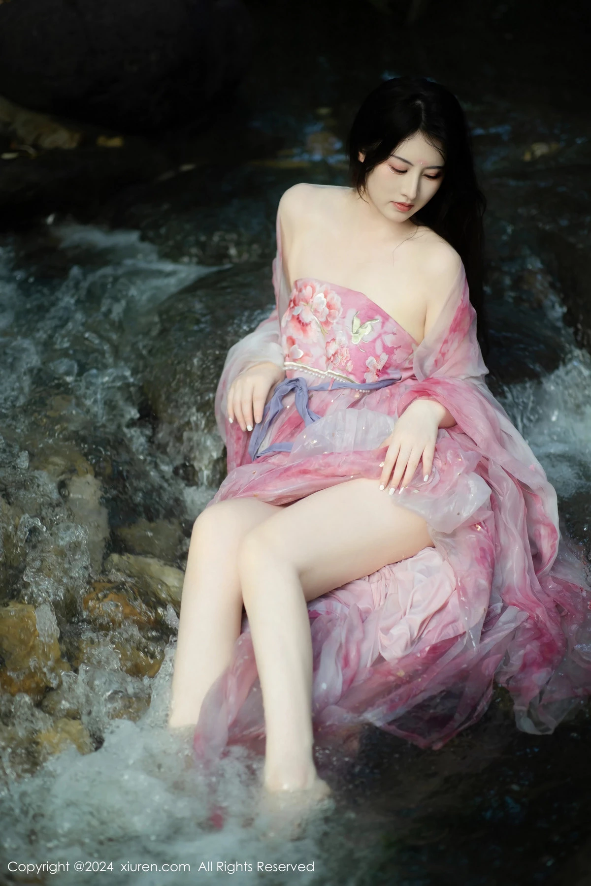 [[XiuRen秀人网]秀人网]No.9100_模特诗诗kiki户外性感粉色古风薄纱服饰秀丰腴身姿惹火诱惑写真70P