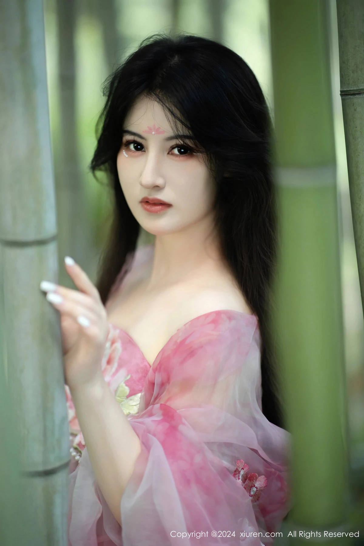 [[XiuRen秀人网]秀人网]No.9100_模特诗诗kiki户外性感粉色古风薄纱服饰秀丰腴身姿惹火诱惑写真70P