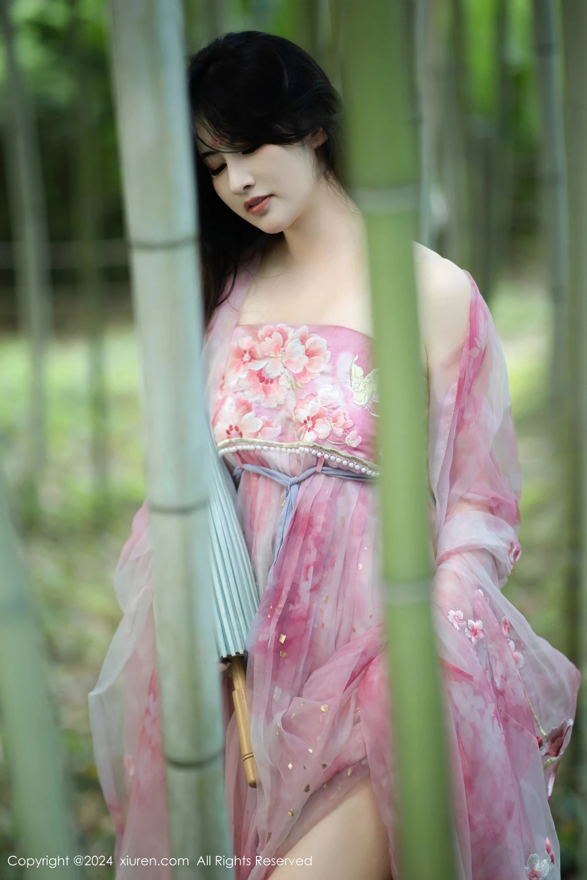 [[XiuRen秀人网]秀人网]No.9100_模特诗诗kiki户外性感粉色古风薄纱服饰秀丰腴身姿惹火诱惑写真70P