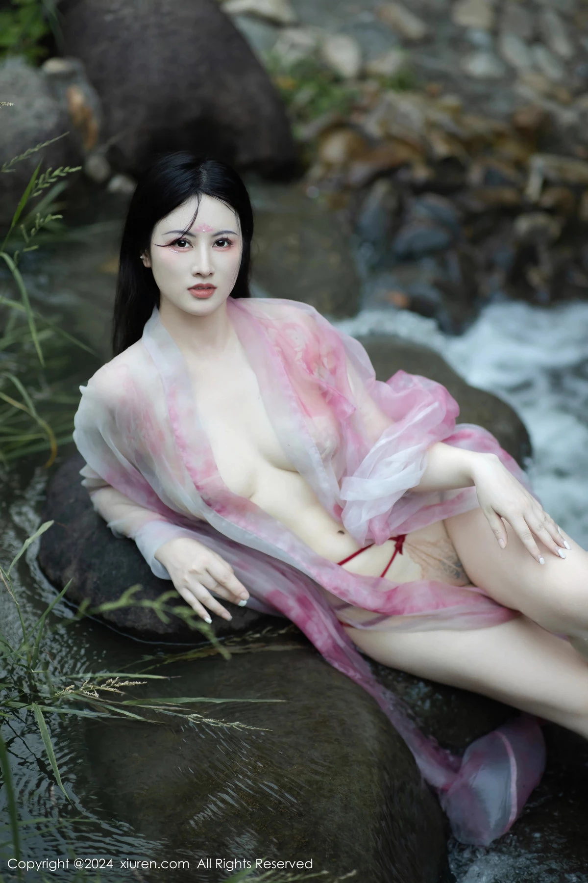 [[XiuRen秀人网]秀人网]No.9100_模特诗诗kiki户外性感粉色古风薄纱服饰秀丰腴身姿惹火诱惑写真70P