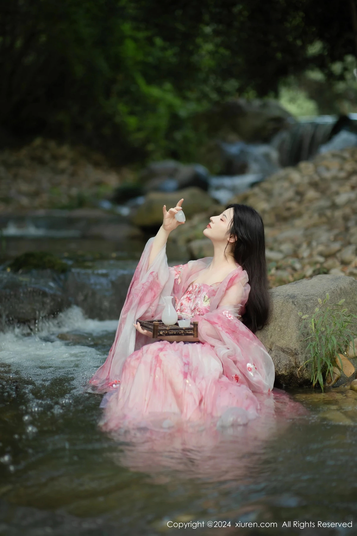 [[XiuRen秀人网]秀人网]No.9100_模特诗诗kiki户外性感粉色古风薄纱服饰秀丰腴身姿惹火诱惑写真70P