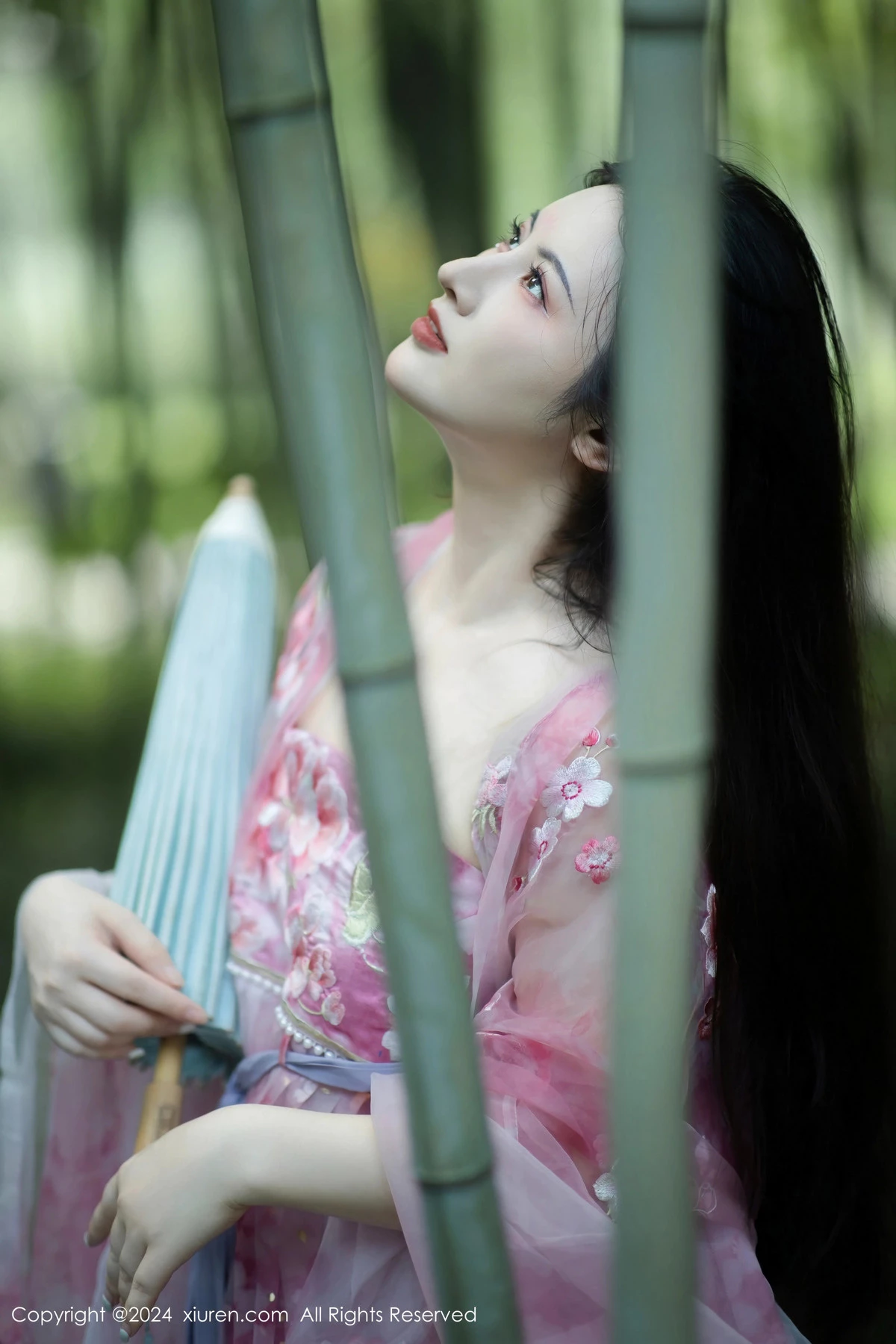 [[XiuRen秀人网]秀人网]No.9100_模特诗诗kiki户外性感粉色古风薄纱服饰秀丰腴身姿惹火诱惑写真70P