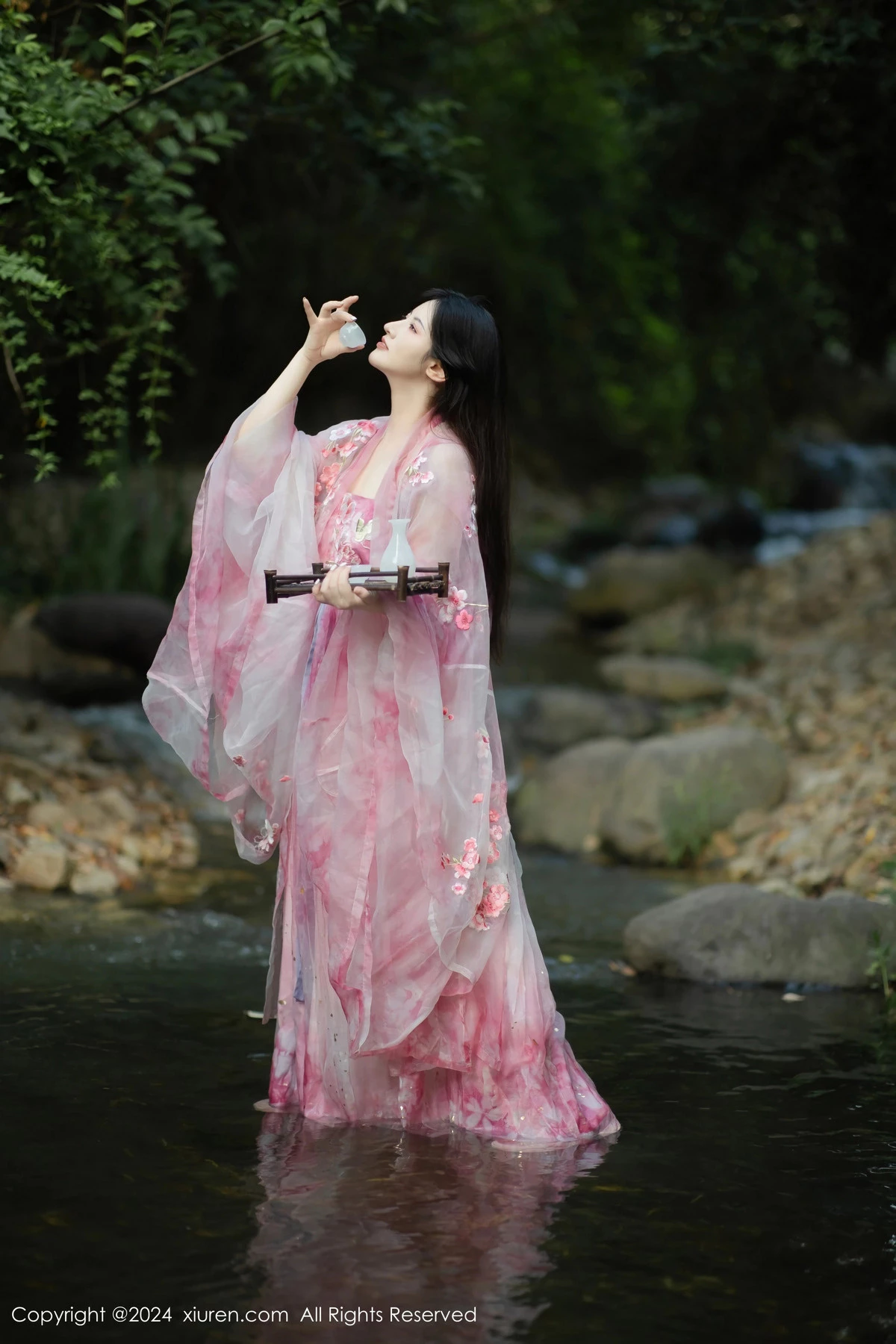 [[XiuRen秀人网]秀人网]No.9100_模特诗诗kiki户外性感粉色古风薄纱服饰秀丰腴身姿惹火诱惑写真70P