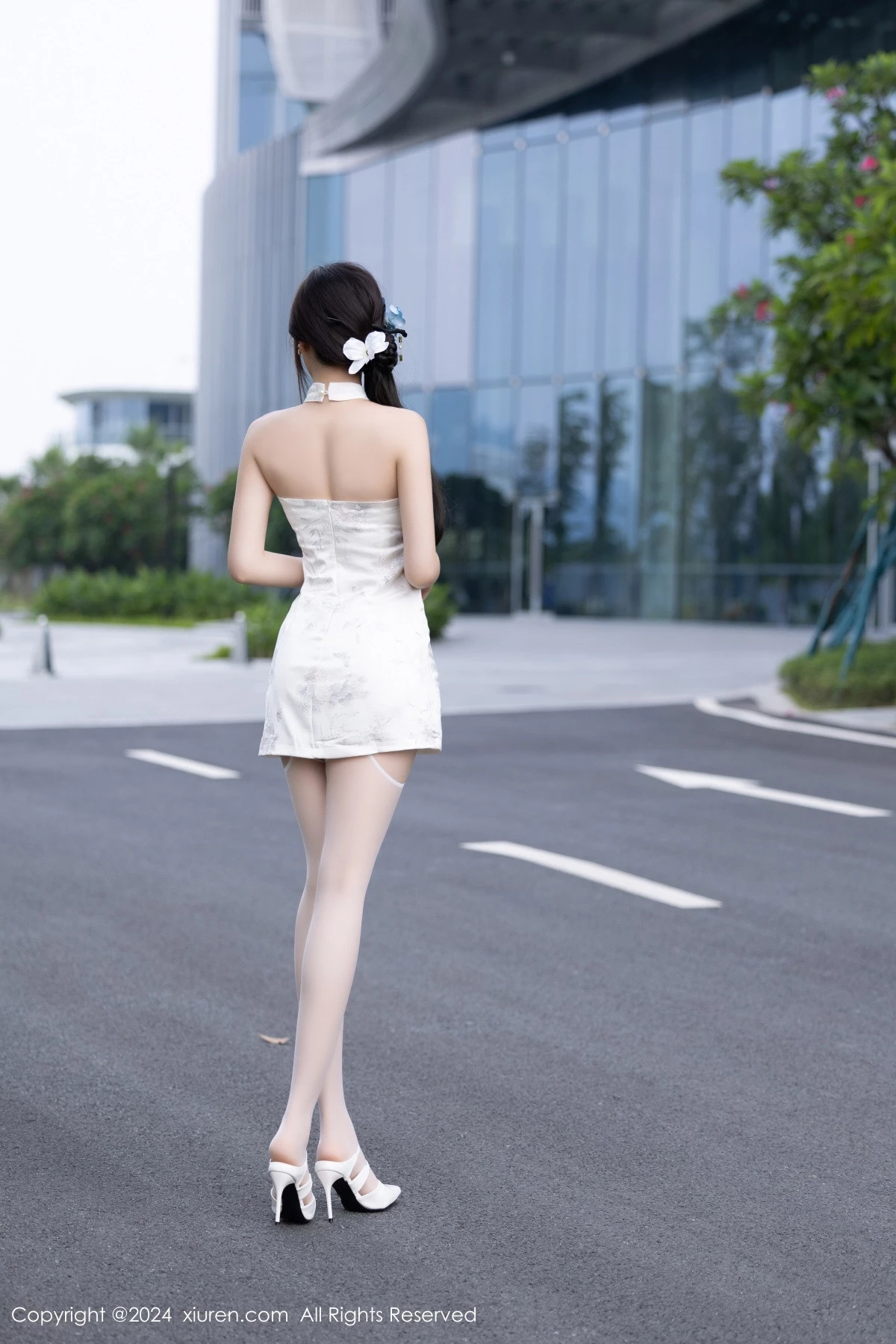 [[XiuRen秀人网]秀人网]No.9101_女神徐莉芝Booty白色连衣裙露白色蕾丝内衣配白丝吊袜诱惑写真90P