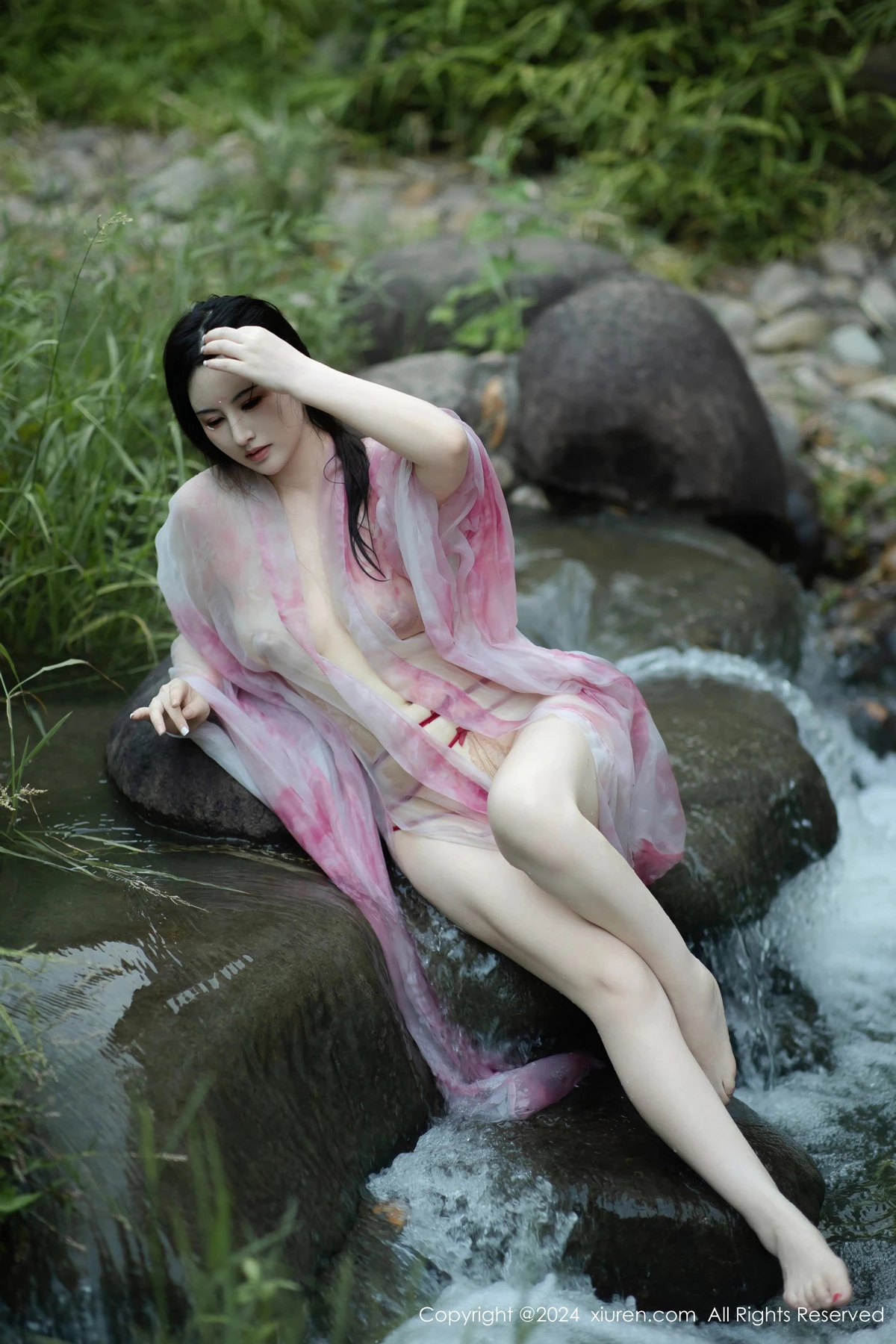 [[XiuRen秀人网]秀人网]No.9100_模特诗诗kiki户外性感粉色古风薄纱服饰秀丰腴身姿惹火诱惑写真70P