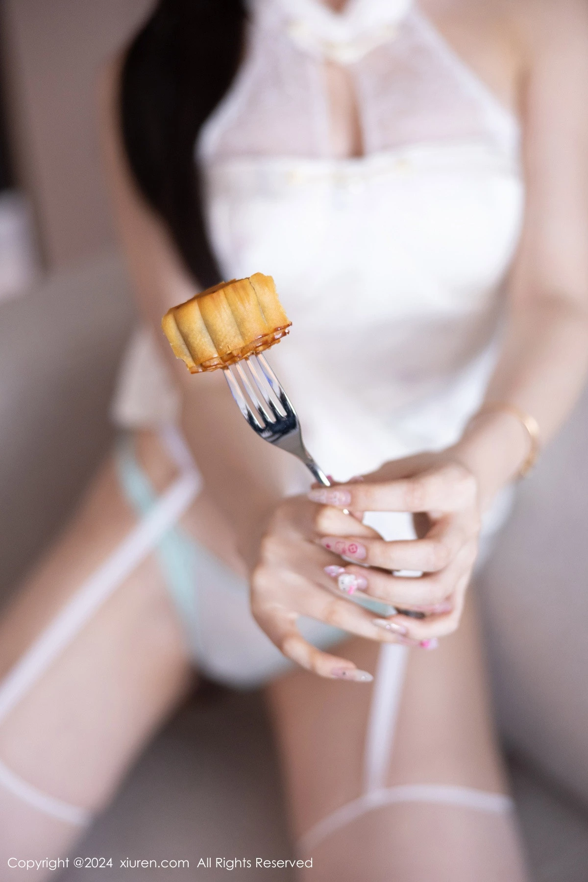 [[XiuRen秀人网]秀人网]No.9101_女神徐莉芝Booty白色连衣裙露白色蕾丝内衣配白丝吊袜诱惑写真90P