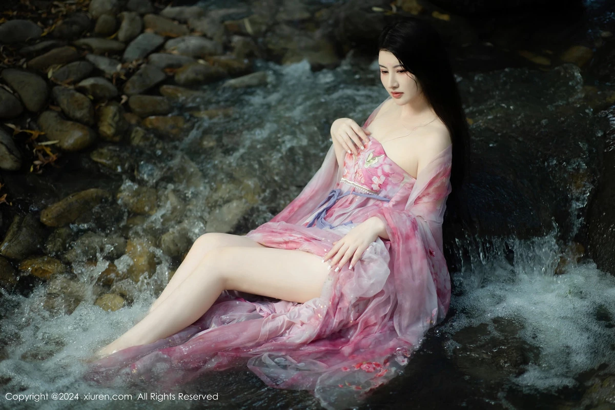 [[XiuRen秀人网]秀人网]No.9100_模特诗诗kiki户外性感粉色古风薄纱服饰秀丰腴身姿惹火诱惑写真70P