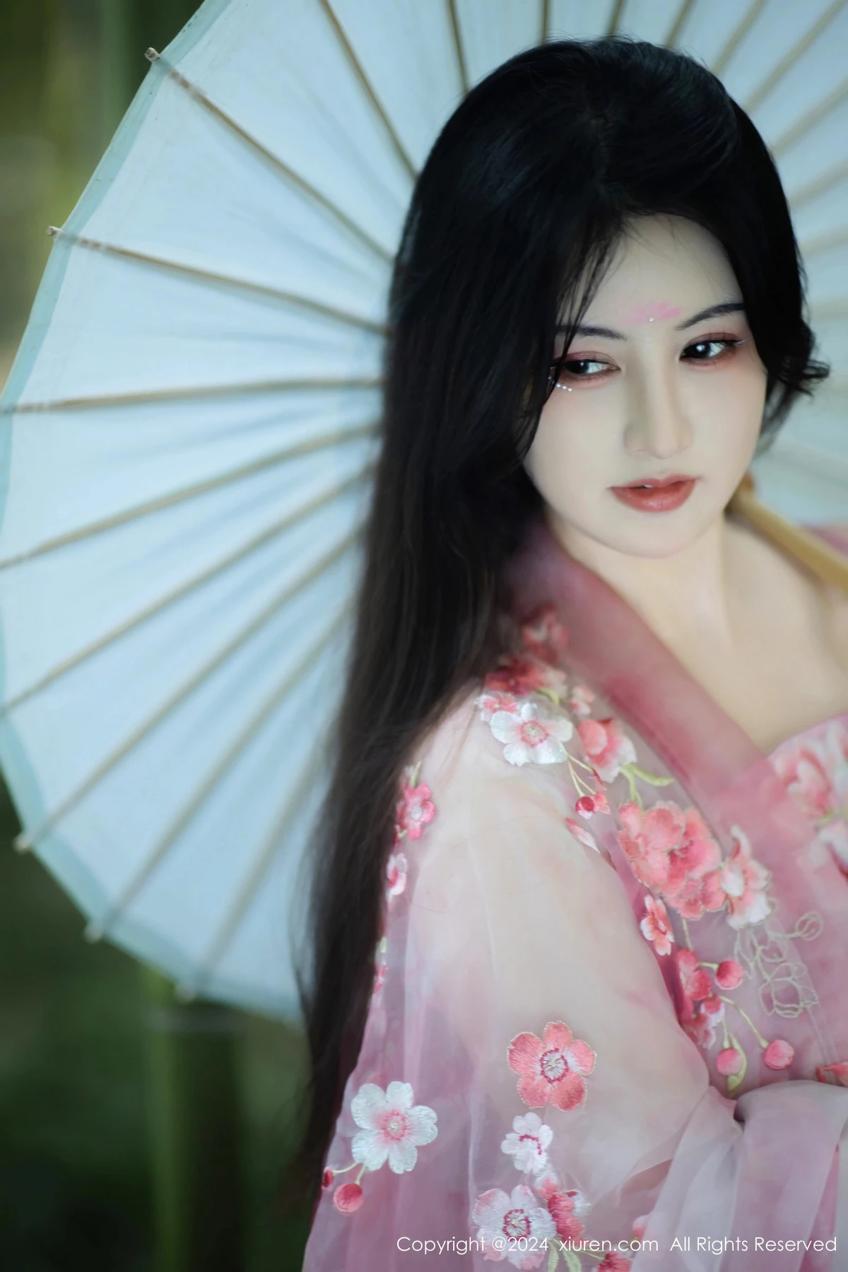 [[XiuRen秀人网]秀人网]No.9100_模特诗诗kiki户外性感粉色古风薄纱服饰秀丰腴身姿惹火诱惑写真70P