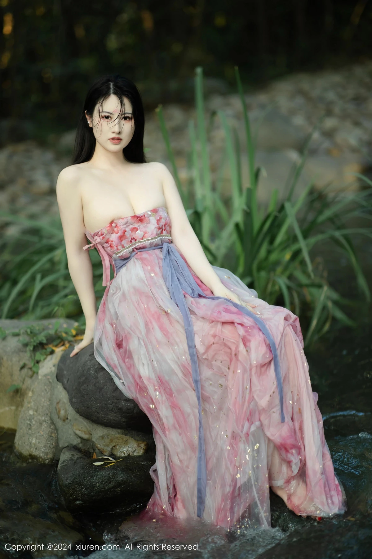 [[XiuRen秀人网]秀人网]No.9100_模特诗诗kiki户外性感粉色古风薄纱服饰秀丰腴身姿惹火诱惑写真70P