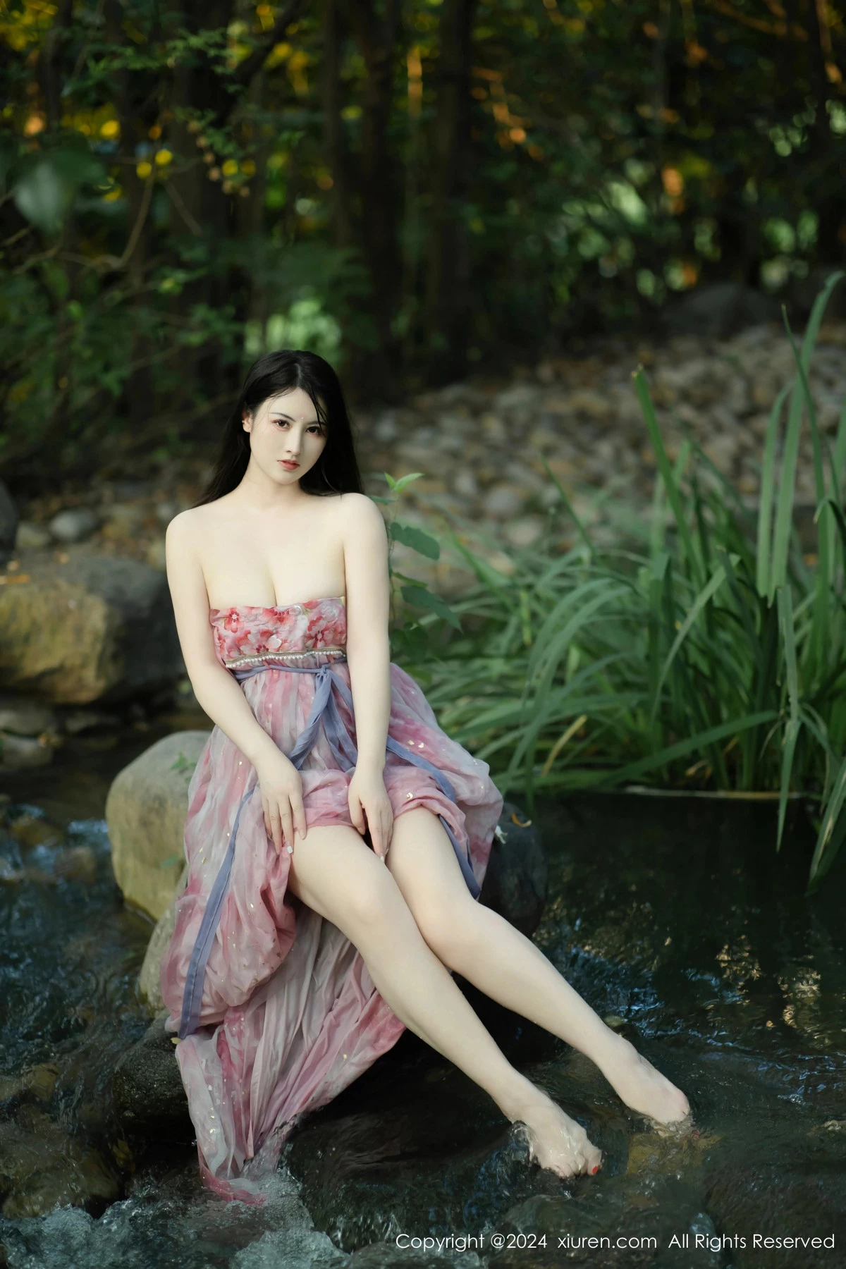 [[XiuRen秀人网]秀人网]No.9100_模特诗诗kiki户外性感粉色古风薄纱服饰秀丰腴身姿惹火诱惑写真70P