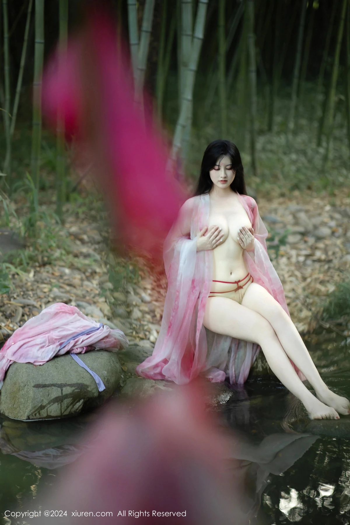 [[XiuRen秀人网]秀人网]No.9100_模特诗诗kiki户外性感粉色古风薄纱服饰秀丰腴身姿惹火诱惑写真70P