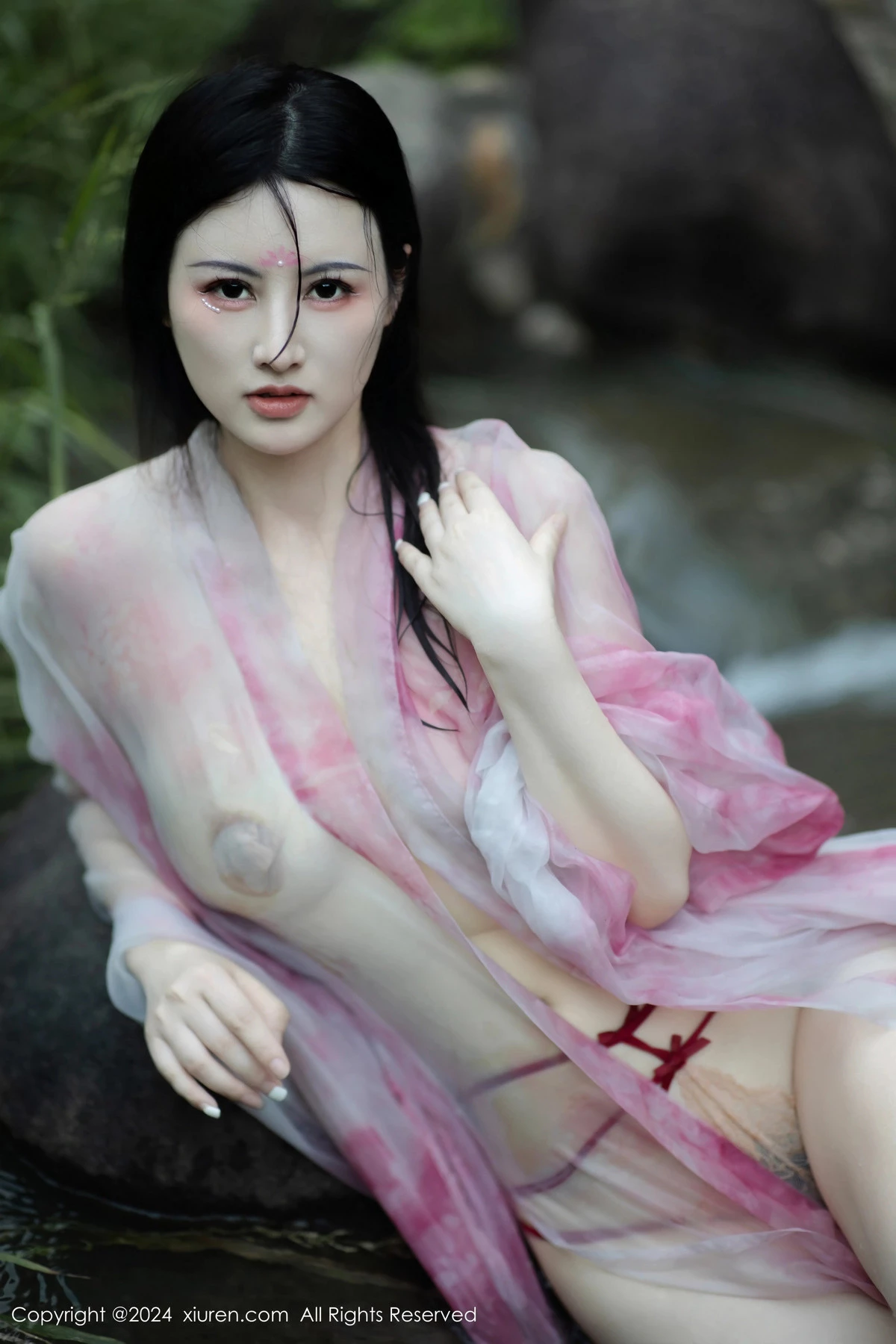 [[XiuRen秀人网]秀人网]No.9100_模特诗诗kiki户外性感粉色古风薄纱服饰秀丰腴身姿惹火诱惑写真70P