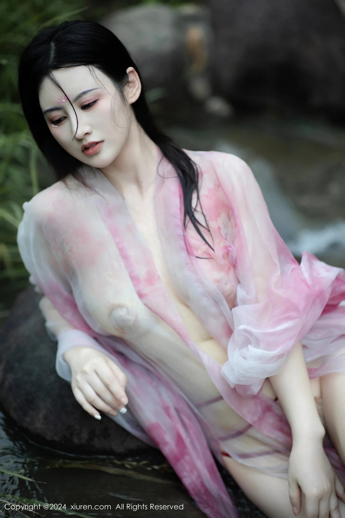 [[XiuRen秀人网]秀人网]No.9100_模特诗诗kiki户外性感粉色古风薄纱服饰秀丰腴身姿惹火诱惑写真70P