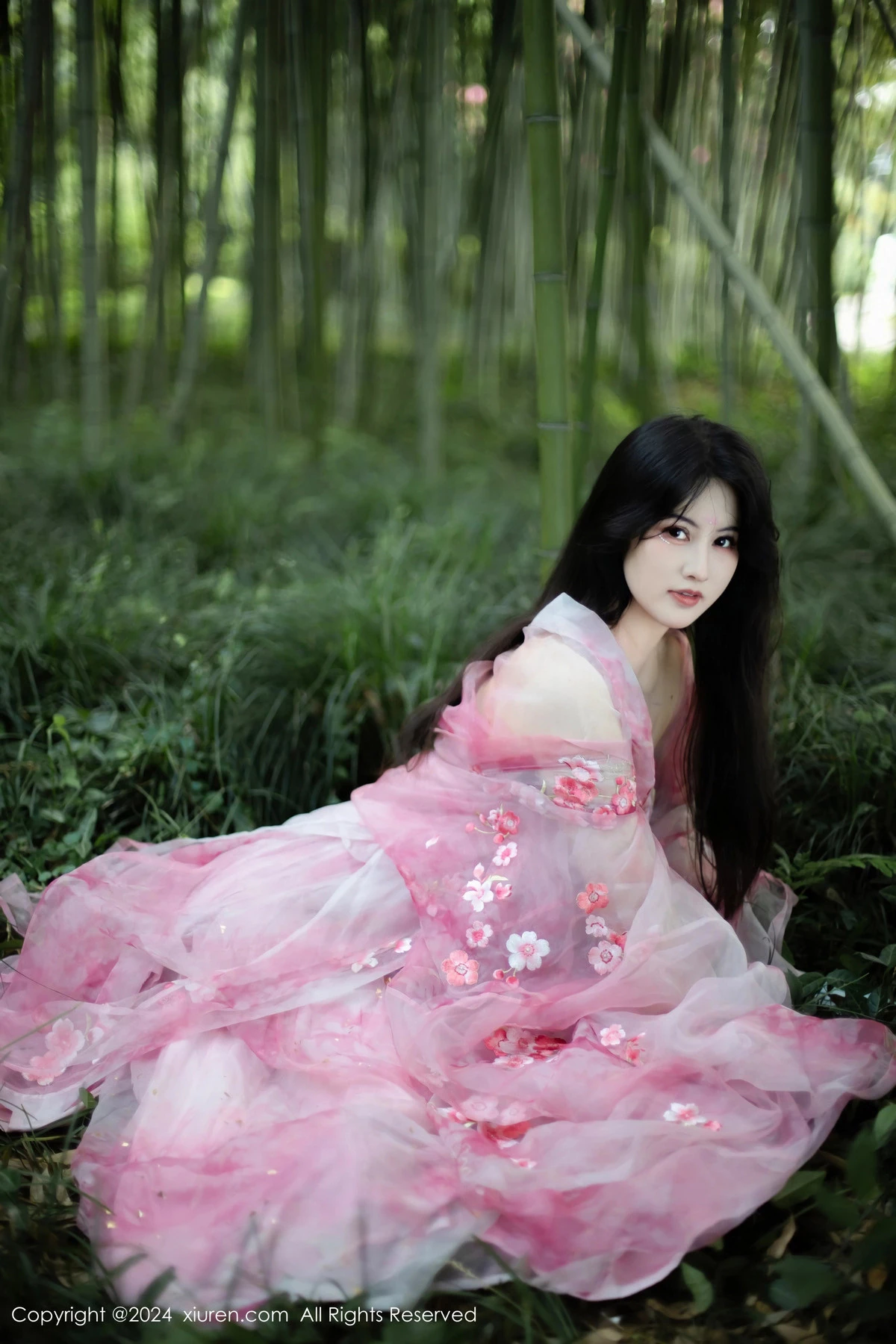 [[XiuRen秀人网]秀人网]No.9100_模特诗诗kiki户外性感粉色古风薄纱服饰秀丰腴身姿惹火诱惑写真70P