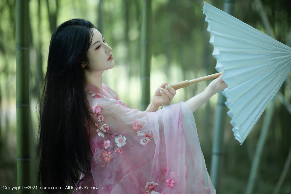 [[XiuRen秀人网]秀人网]No.9100_模特诗诗kiki户外性感粉色古风薄纱服饰秀丰腴身姿惹火诱惑写真70P
