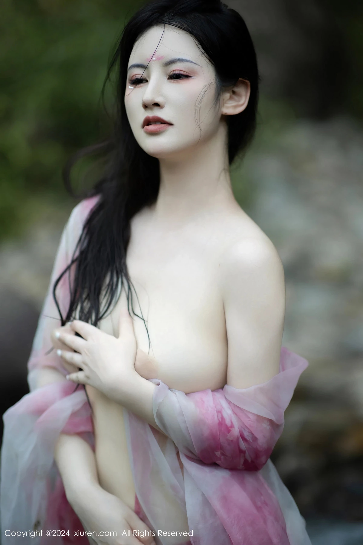 [[XiuRen秀人网]秀人网]No.9100_模特诗诗kiki户外性感粉色古风薄纱服饰秀丰腴身姿惹火诱惑写真70P