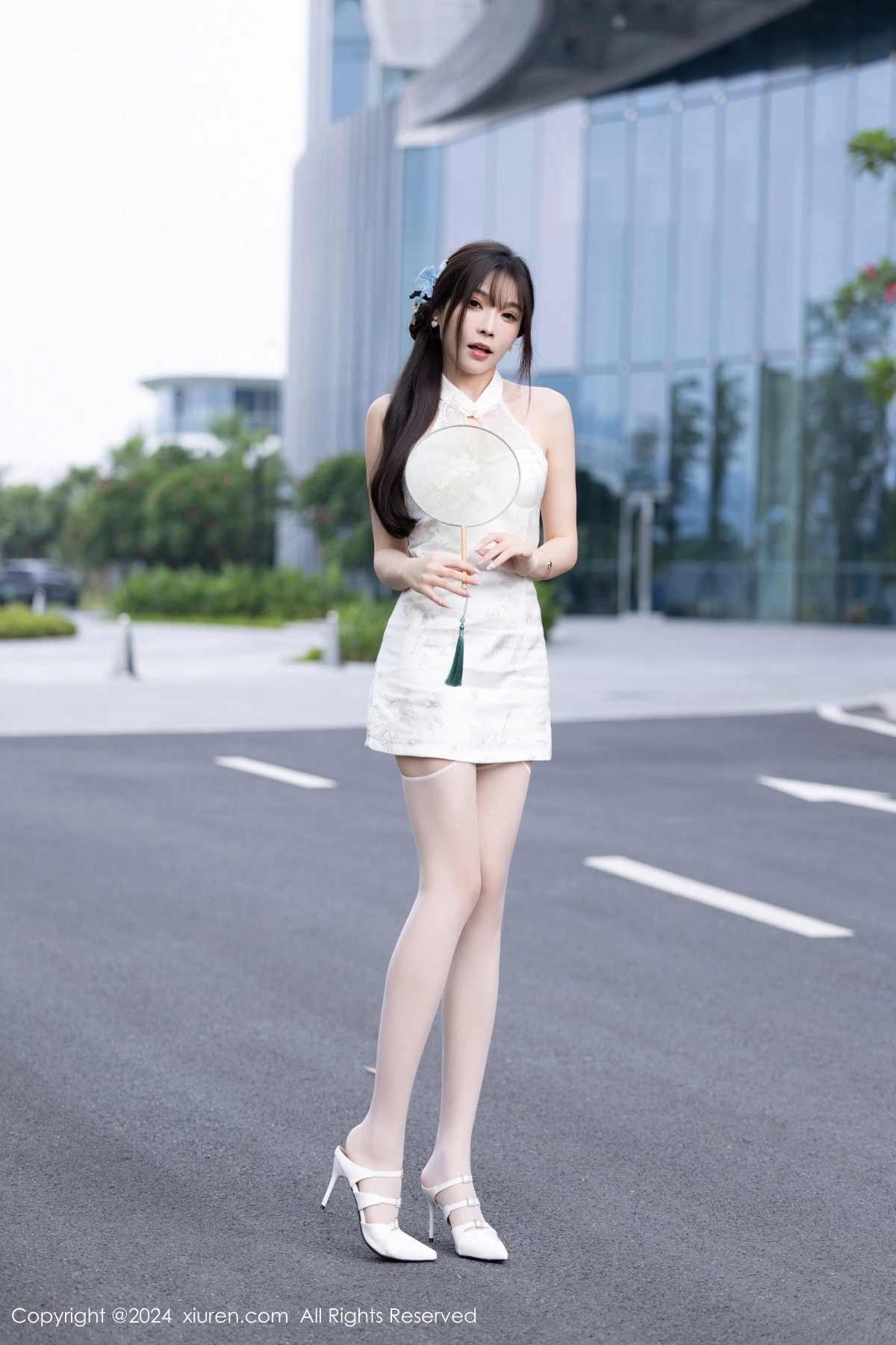 [[XiuRen秀人网]秀人网]No.9101_女神徐莉芝Booty白色连衣裙露白色蕾丝内衣配白丝吊袜诱惑写真90P