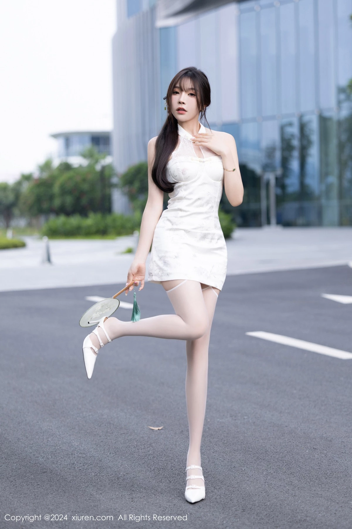 [[XiuRen秀人网]秀人网]No.9101_女神徐莉芝Booty白色连衣裙露白色蕾丝内衣配白丝吊袜诱惑写真90P