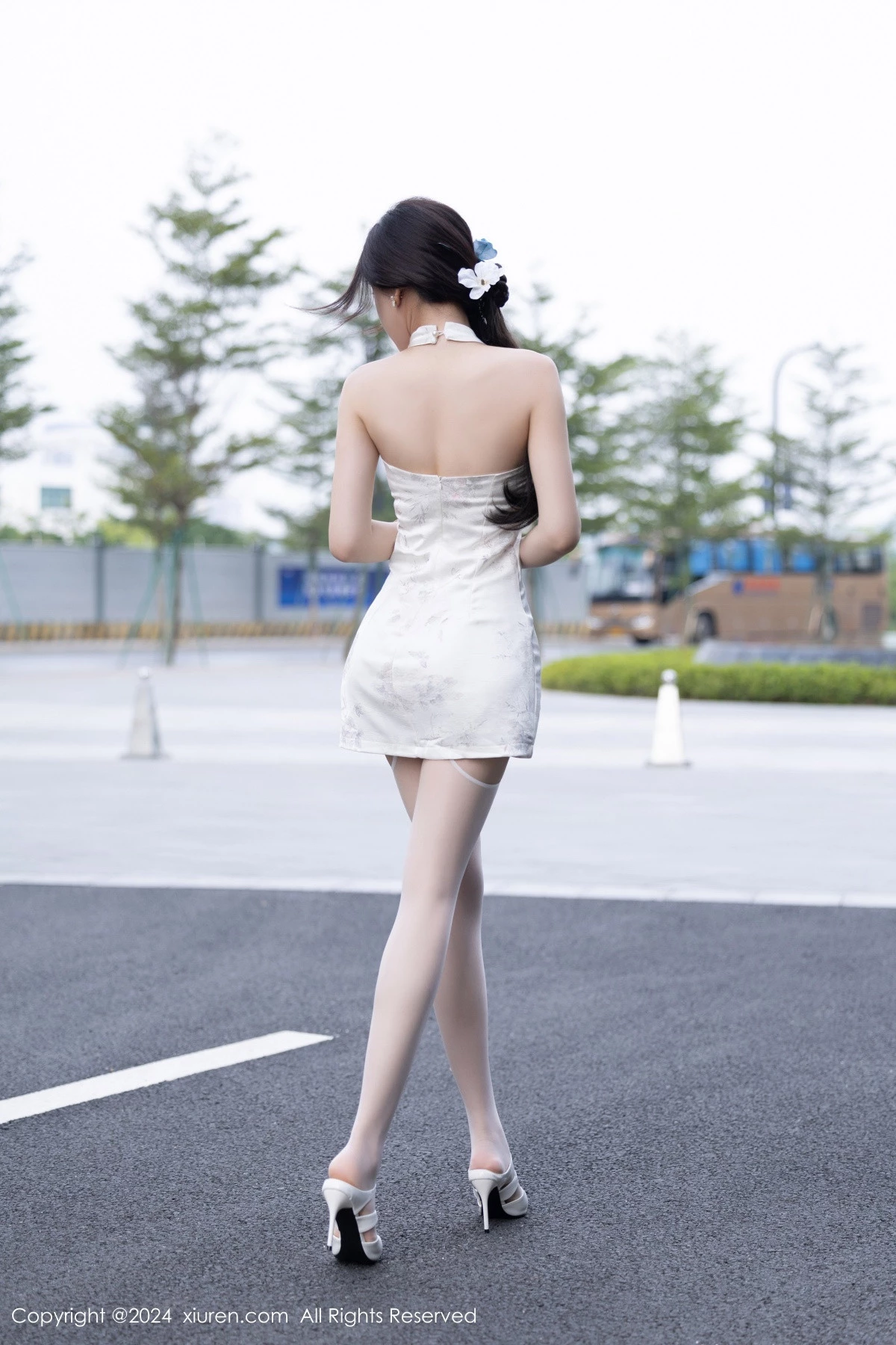 [[XiuRen秀人网]秀人网]No.9101_女神徐莉芝Booty白色连衣裙露白色蕾丝内衣配白丝吊袜诱惑写真90P