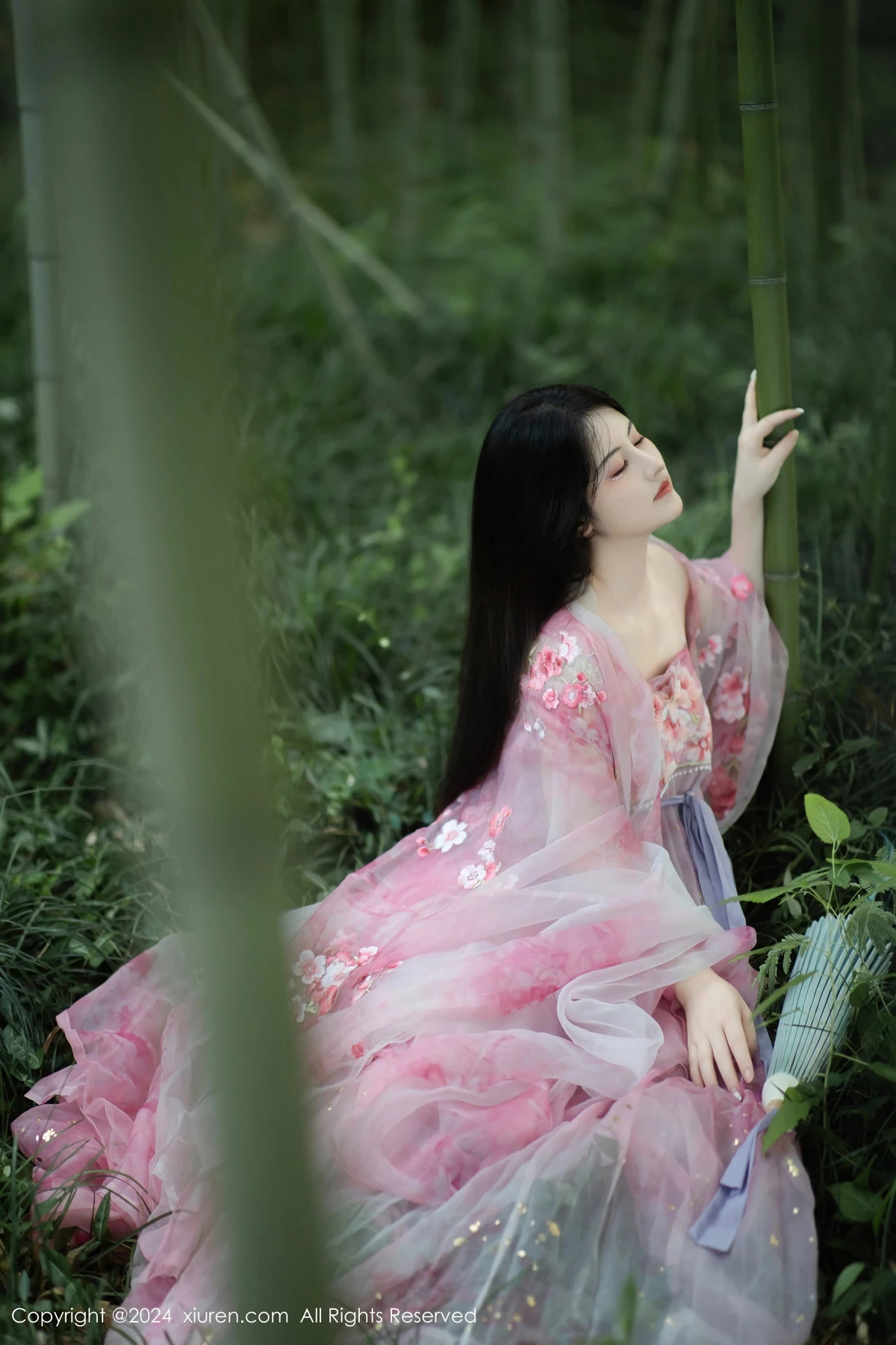 [[XiuRen秀人网]秀人网]No.9100_模特诗诗kiki户外性感粉色古风薄纱服饰秀丰腴身姿惹火诱惑写真70P