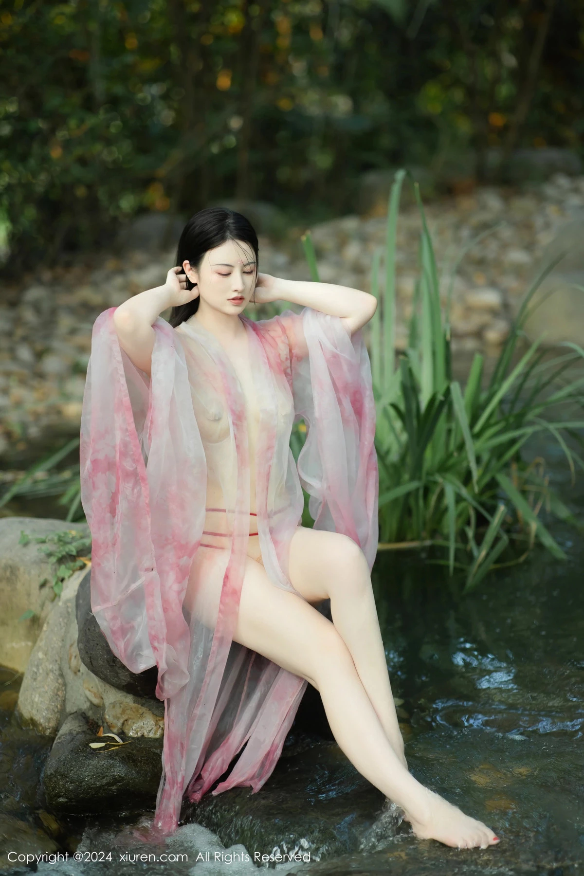 [[XiuRen秀人网]秀人网]No.9100_模特诗诗kiki户外性感粉色古风薄纱服饰秀丰腴身姿惹火诱惑写真70P