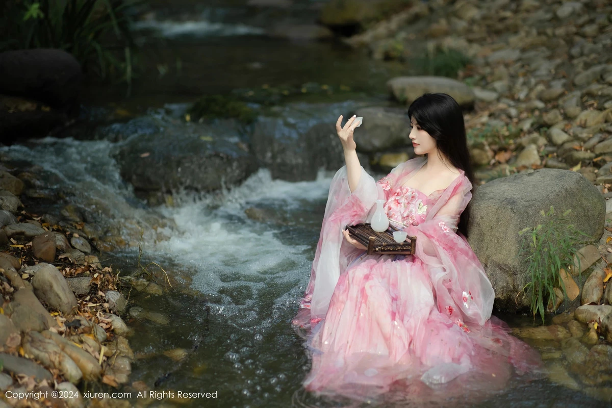 [[XiuRen秀人网]秀人网]No.9100_模特诗诗kiki户外性感粉色古风薄纱服饰秀丰腴身姿惹火诱惑写真70P