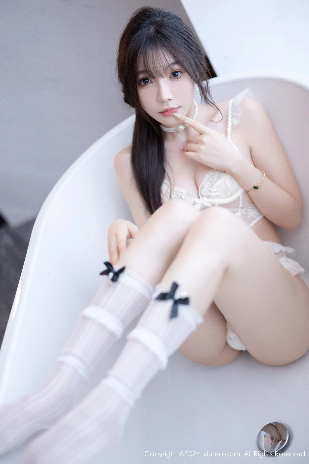 [[XiuRen秀人网]秀人网]No.9101_女神徐莉芝Booty白色连衣裙露白色蕾丝内衣配白丝吊袜诱惑写真90P