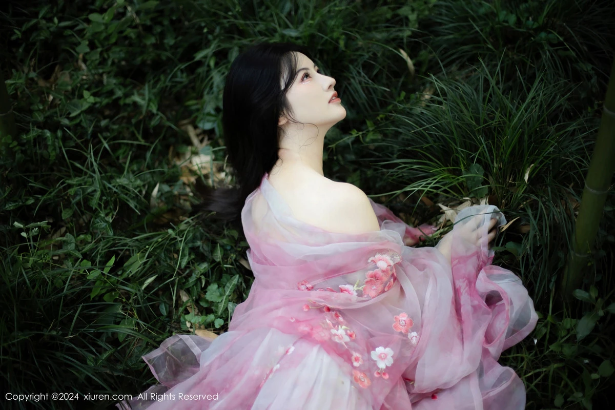 [[XiuRen秀人网]秀人网]No.9100_模特诗诗kiki户外性感粉色古风薄纱服饰秀丰腴身姿惹火诱惑写真70P