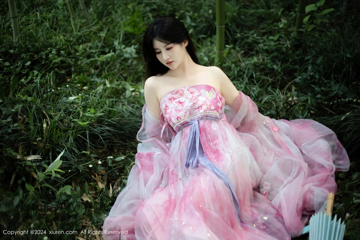 [[XiuRen秀人网]秀人网]No.9100_模特诗诗kiki户外性感粉色古风薄纱服饰秀丰腴身姿惹火诱惑写真70P