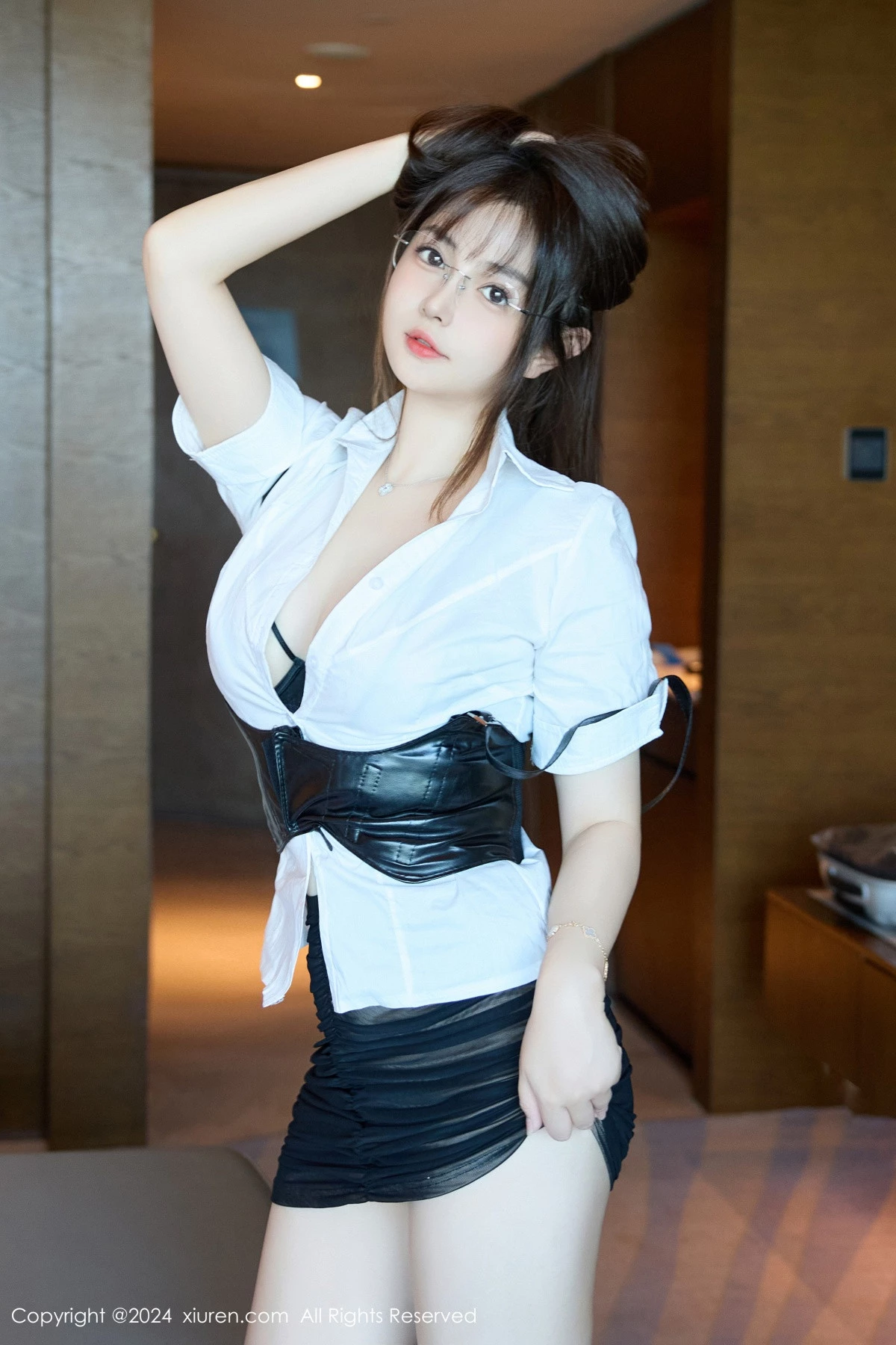 [[XiuRen秀人网]秀人网]No.9104_模特养乐多Doll性感白T配黑皮短裙露黑色情趣内衣秀完美身材写真51P