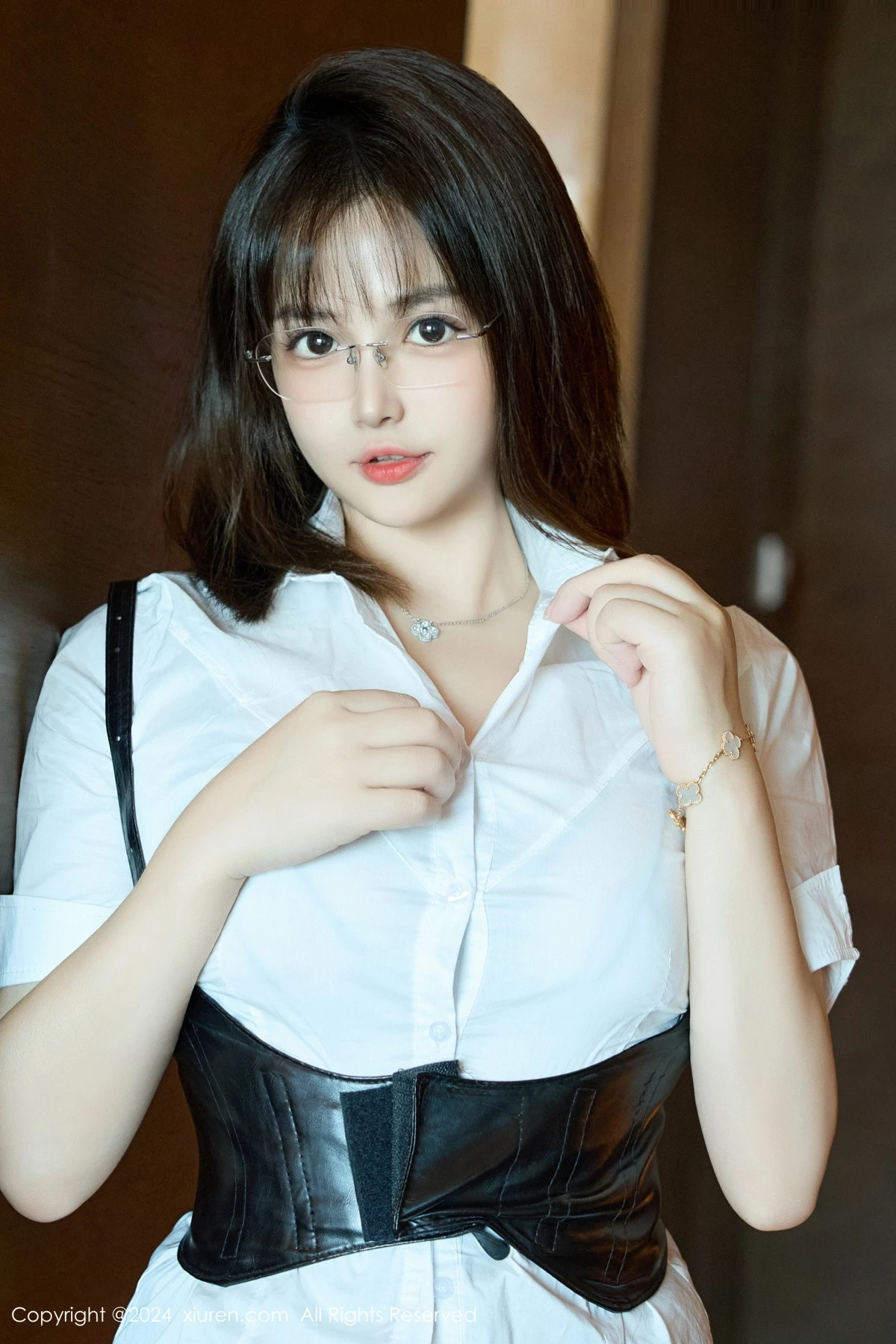 [[XiuRen秀人网]秀人网]No.9104_模特养乐多Doll性感白T配黑皮短裙露黑色情趣内衣秀完美身材写真51P