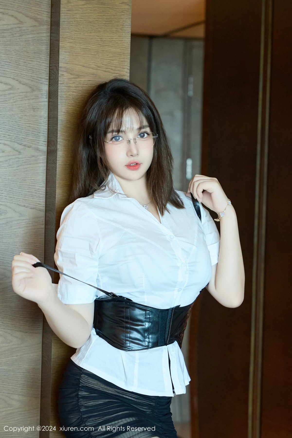 [[XiuRen秀人网]秀人网]No.9104_模特养乐多Doll性感白T配黑皮短裙露黑色情趣内衣秀完美身材写真51P