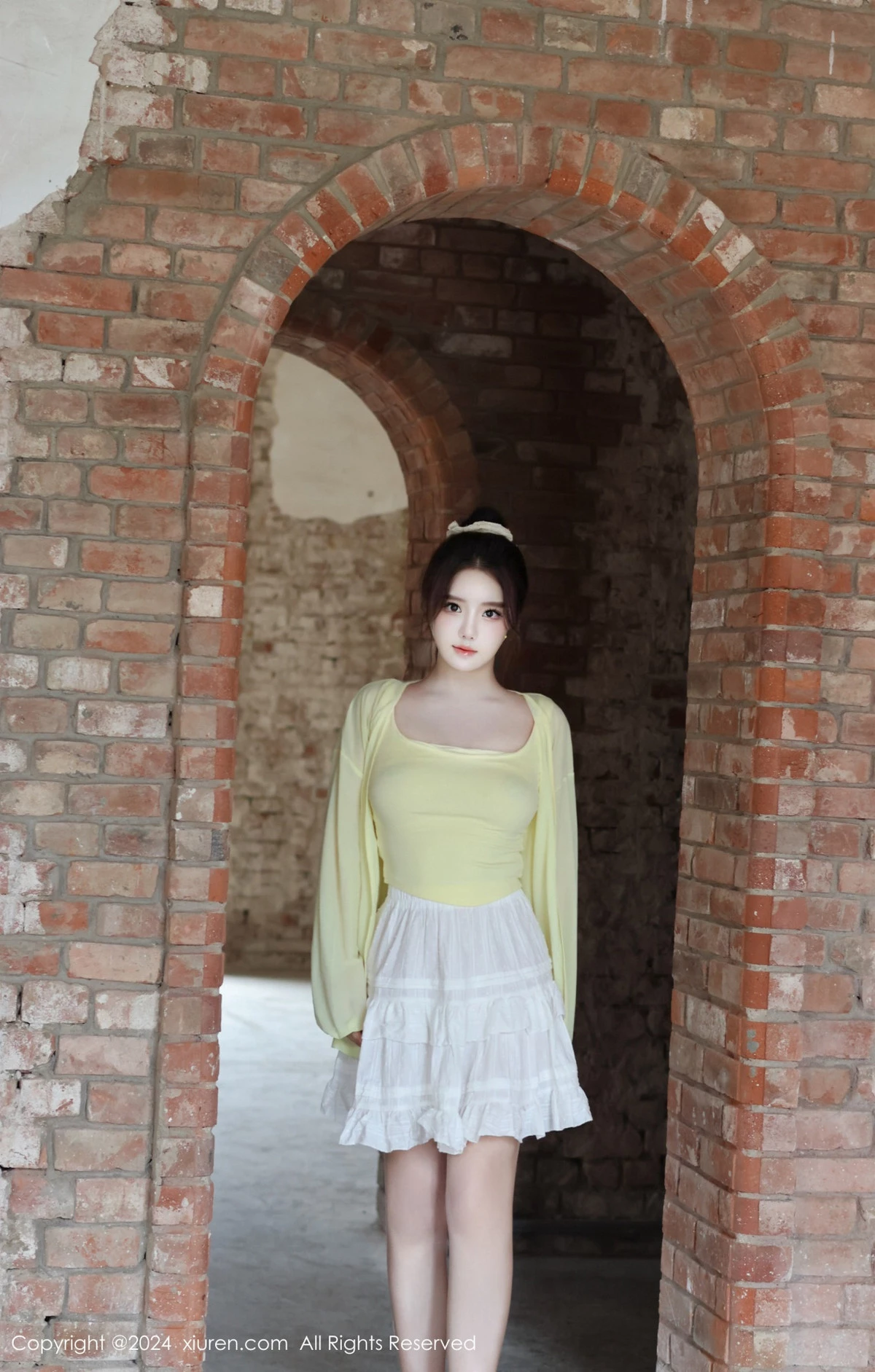 [[XiuRen秀人网]秀人网]No.9024_模特小薯条nienie性感黄色上衣配白色短裙秀曼妙身姿迷人写真89P