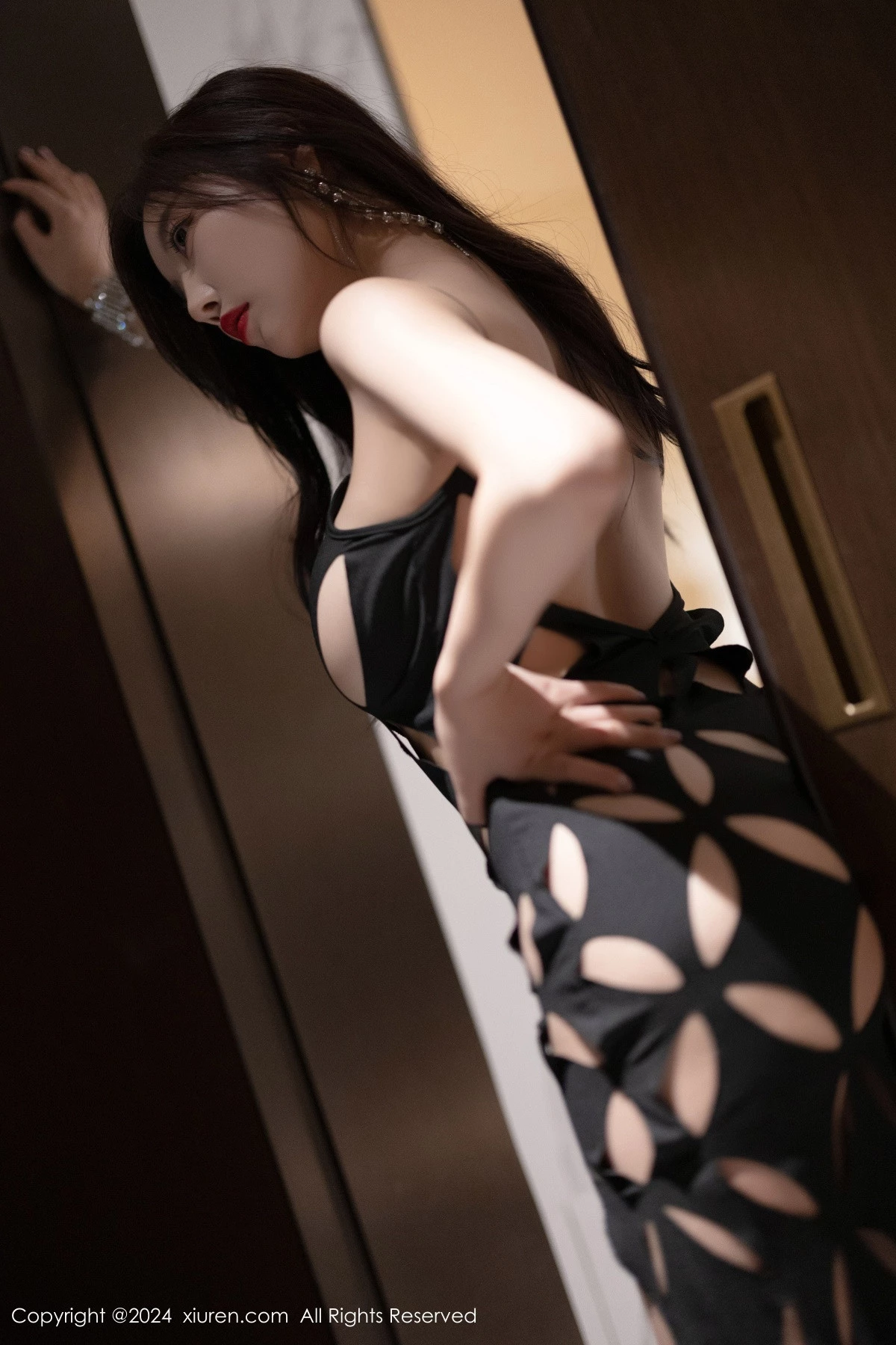 [[XiuRen秀人网]秀人网]No.9028_女神杨晨晨Yome性感黑色情趣服饰配黑丝袜秀丰腴身材诱惑写真80P