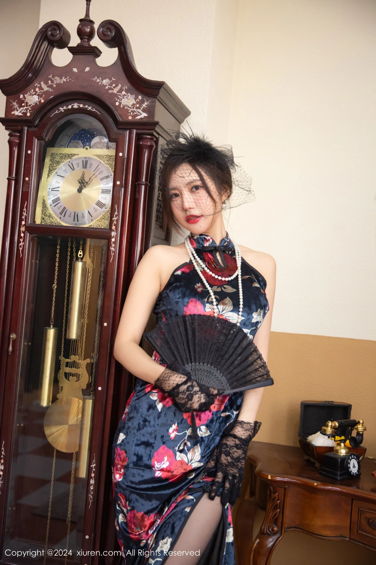 [[XiuRen秀人网]秀人网]No.9116_女神绮里嘉ula性感复古旗袍露黑红色内衣配超薄黑丝极致魅惑写真66P