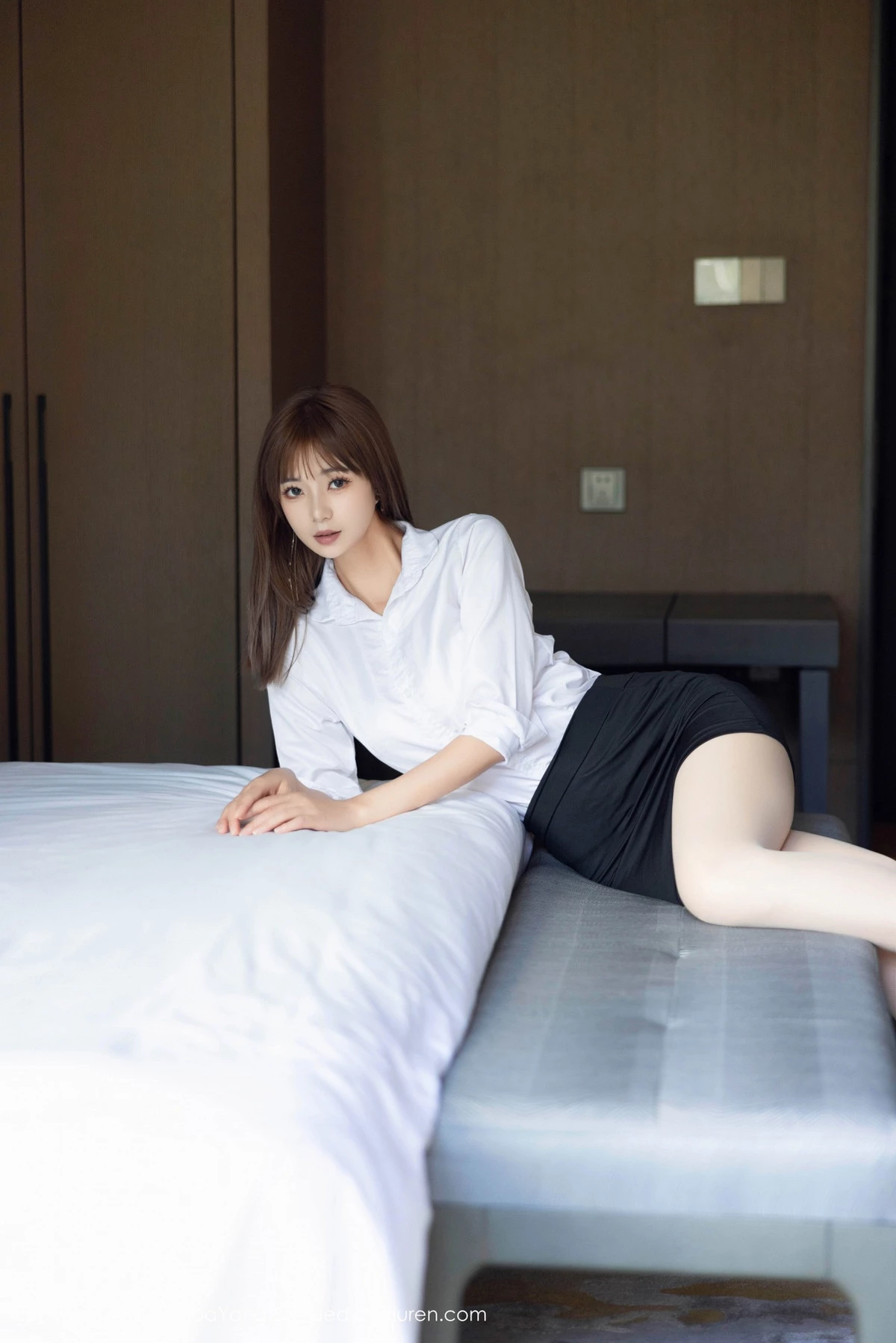 [HuaYang花漾]Vol.604_模特宋-KiKi性感白T配黑色短裙露白色丝袜秀完美身材迷人写真75P