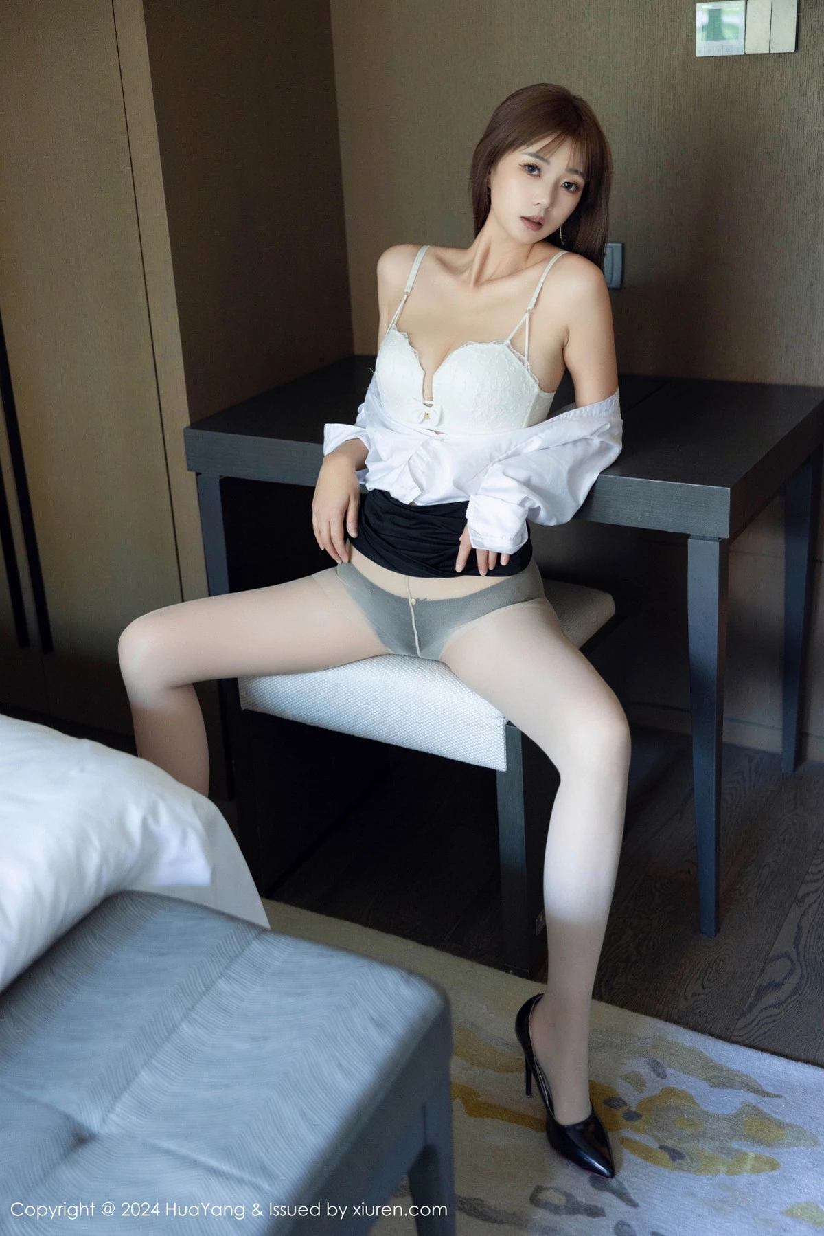 [HuaYang花漾]Vol.604_模特宋-KiKi性感白T配黑色短裙露白色丝袜秀完美身材迷人写真75P