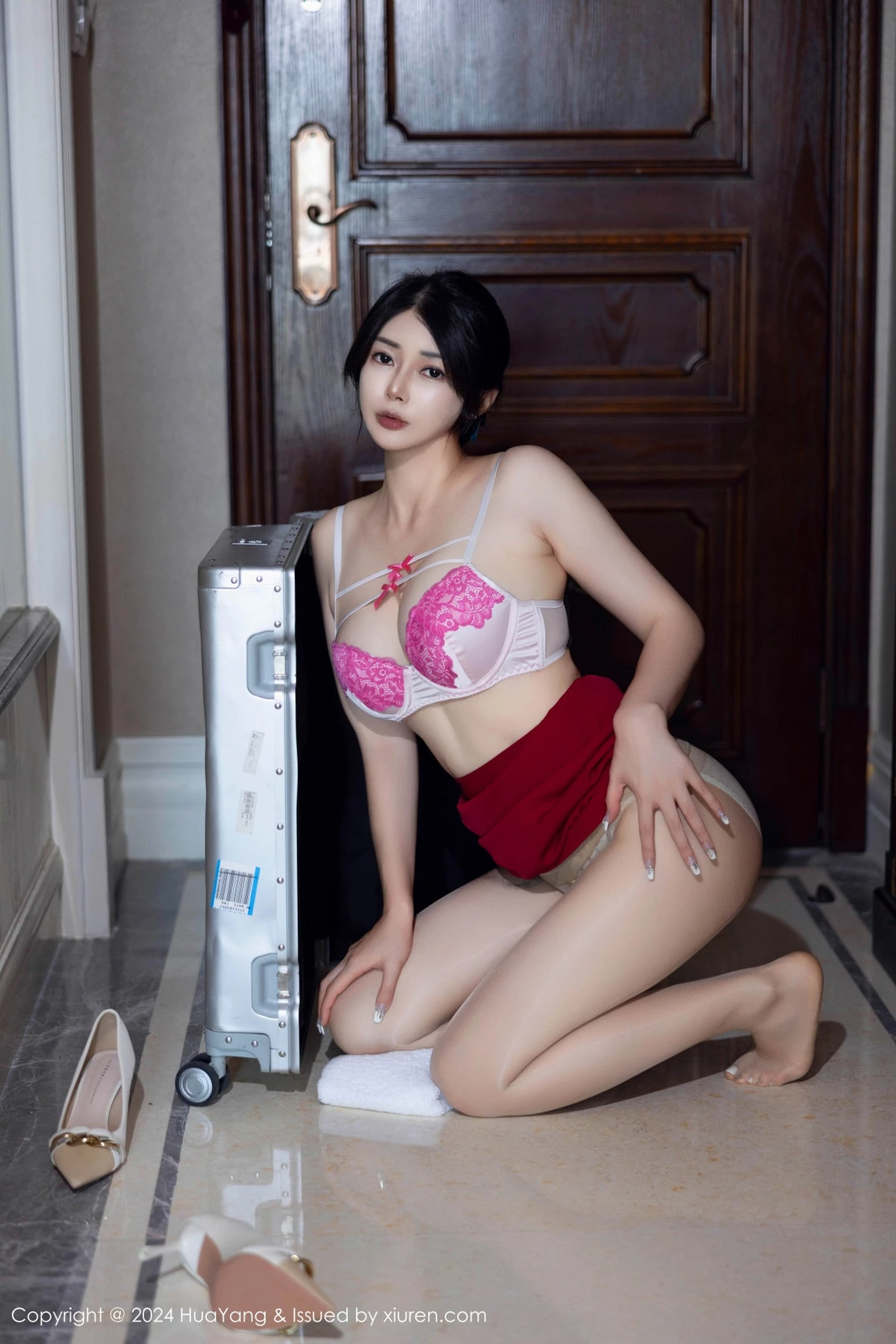 [HuaYang花漾]Vol.605_模特凯竹Quinn性感空姐制服红短裙露肉丝袜秀丰腴身姿诱惑写真80P